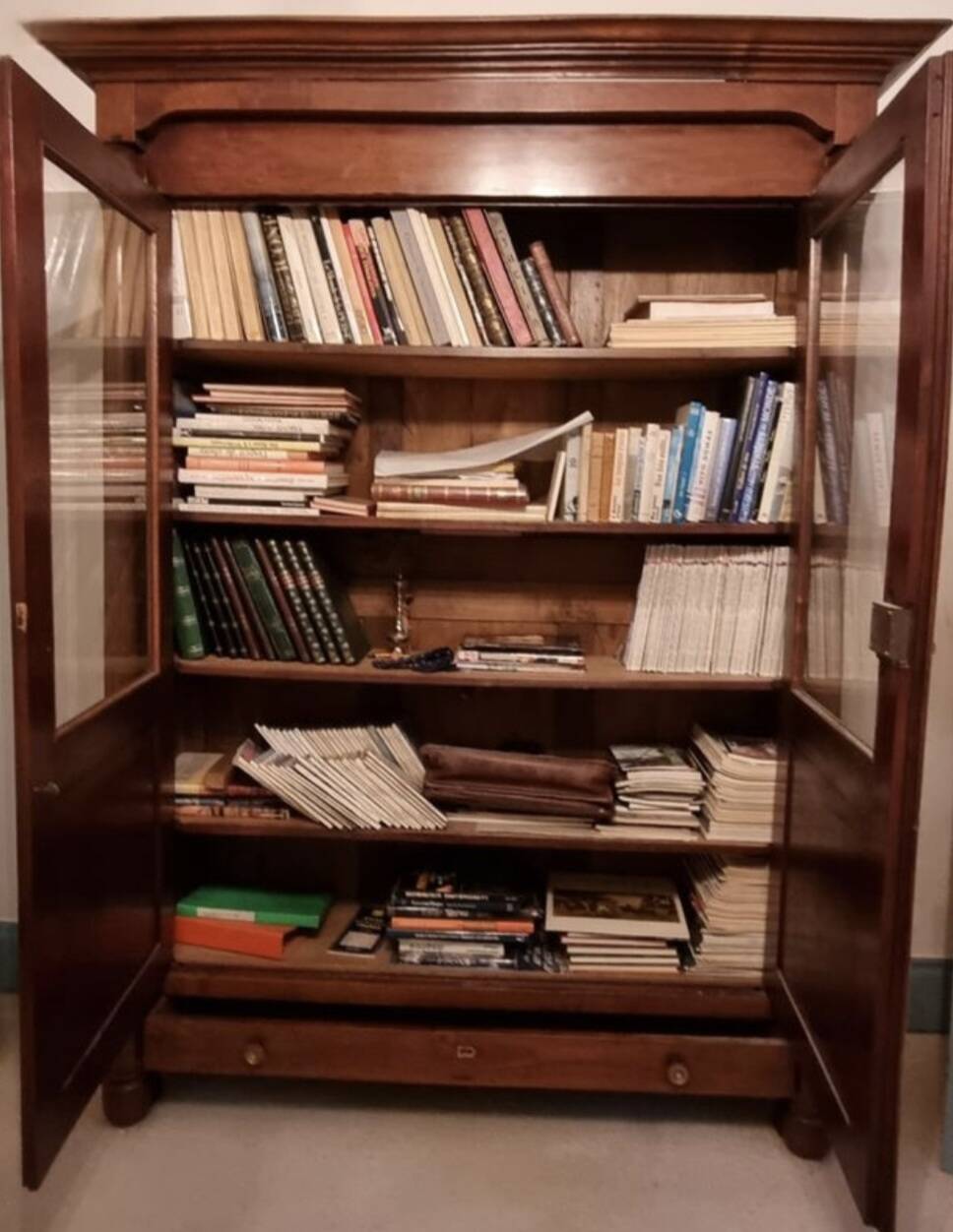 Armoire Empire avec colonnes ornées de bronze