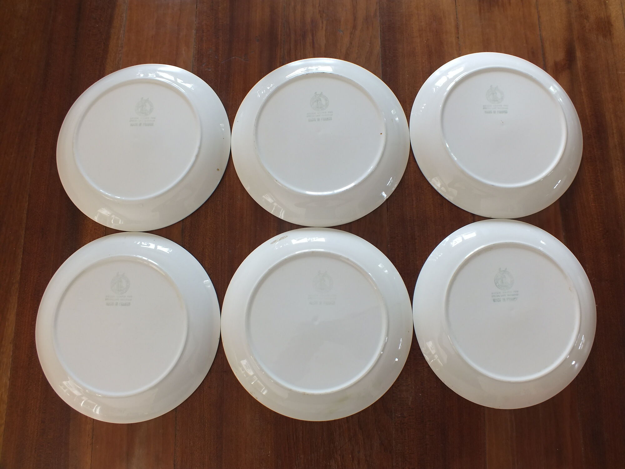 6 green and yellow checkered plates, tea towel