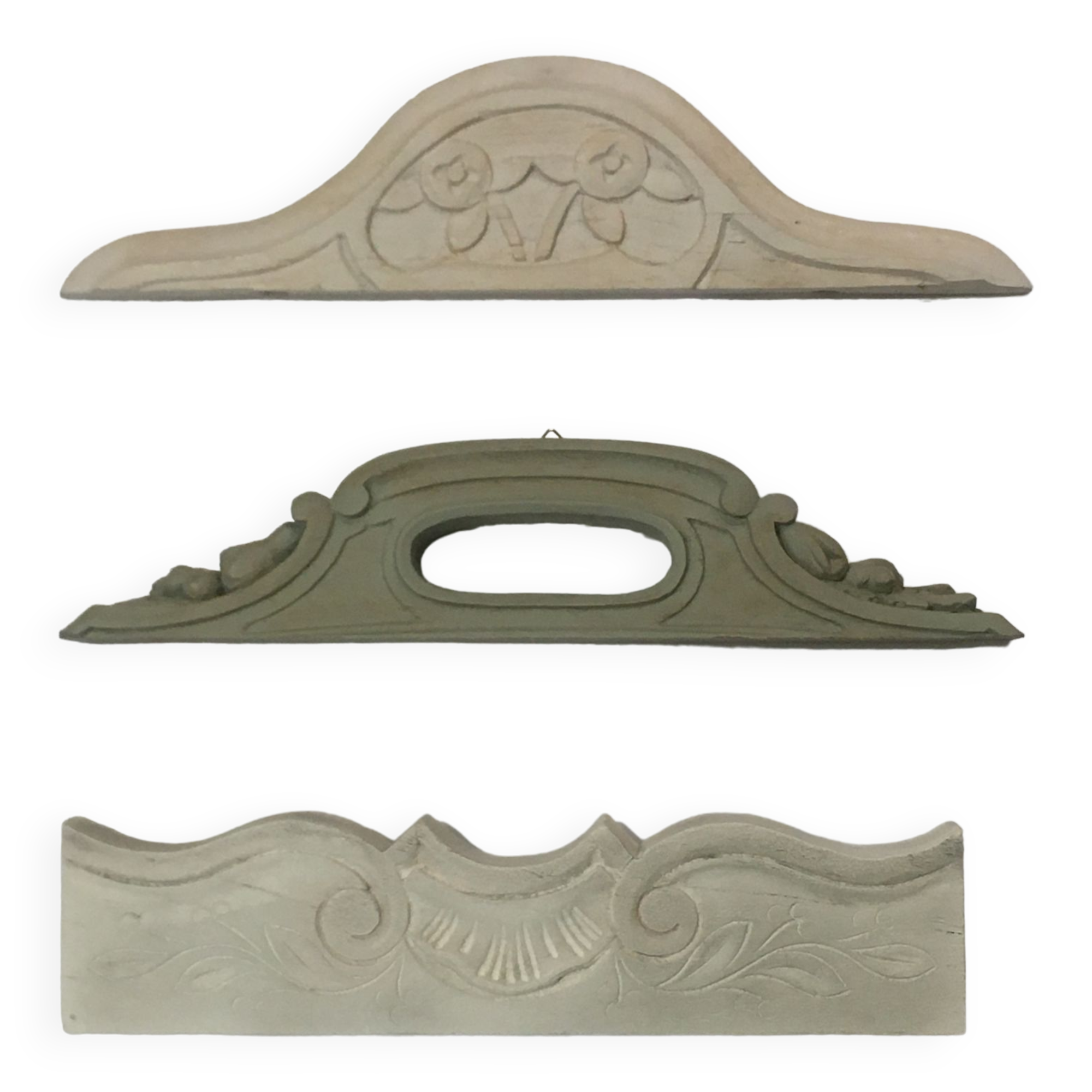 Frontons en bois peint