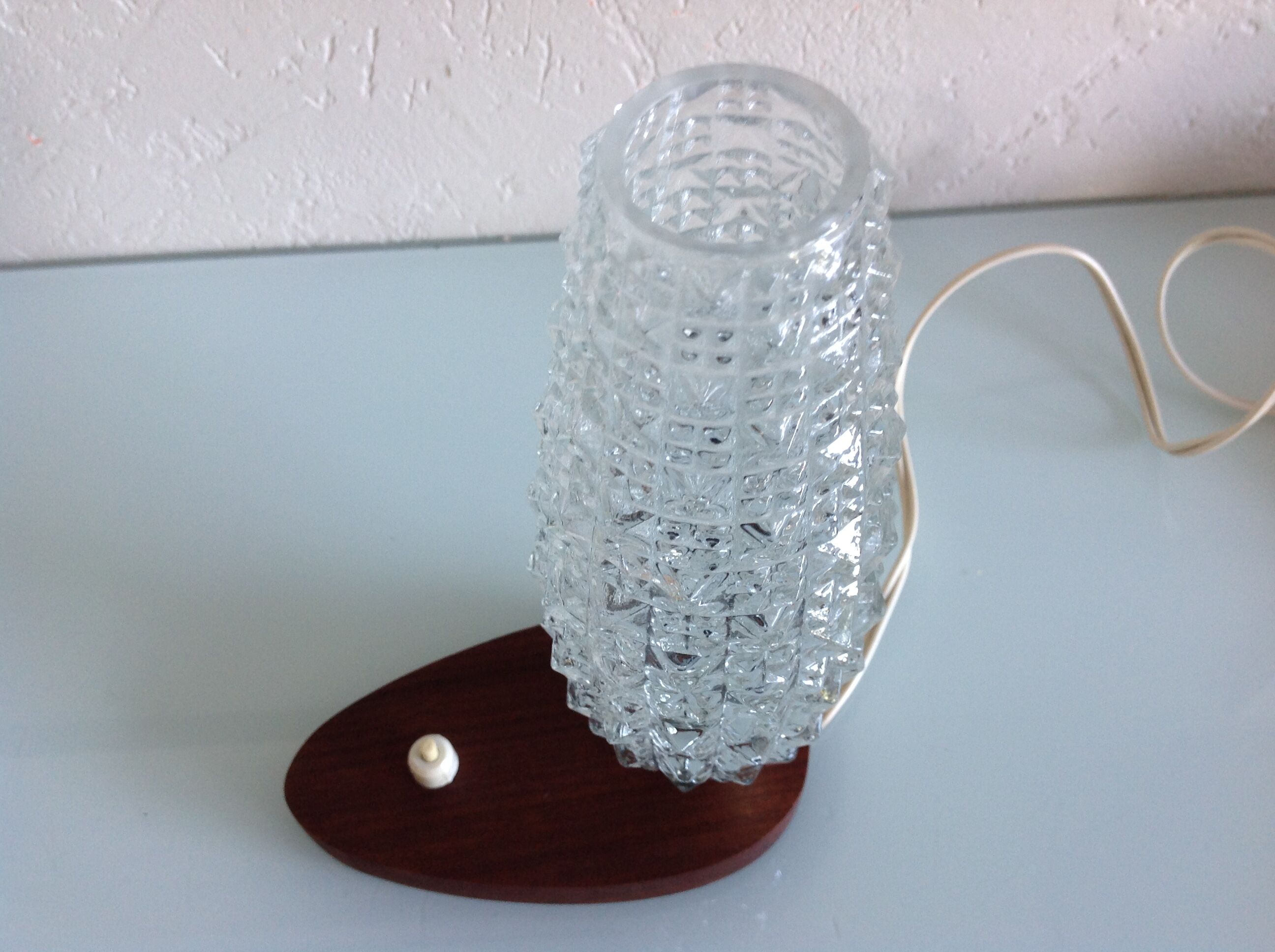 Structured tulip glass bedside lamp / vintage 60s-70s