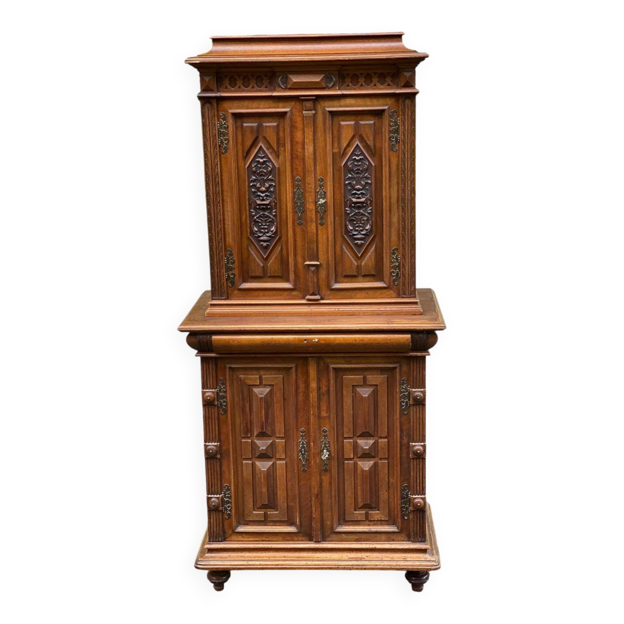 Renaissance sideboard with recess, 17th century, in carved walnut, 177cm