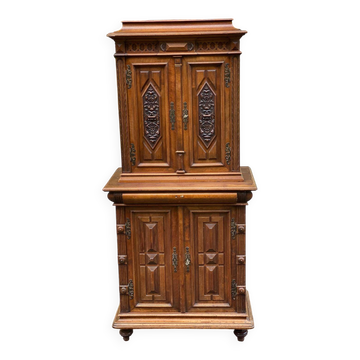 Renaissance sideboard with recess, 17th century, in carved walnut, 177cm