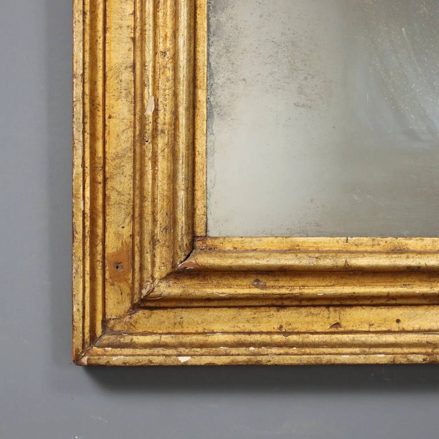 Miroir ancien en bois mouluré et doré, Italie, XVIIIe siècle