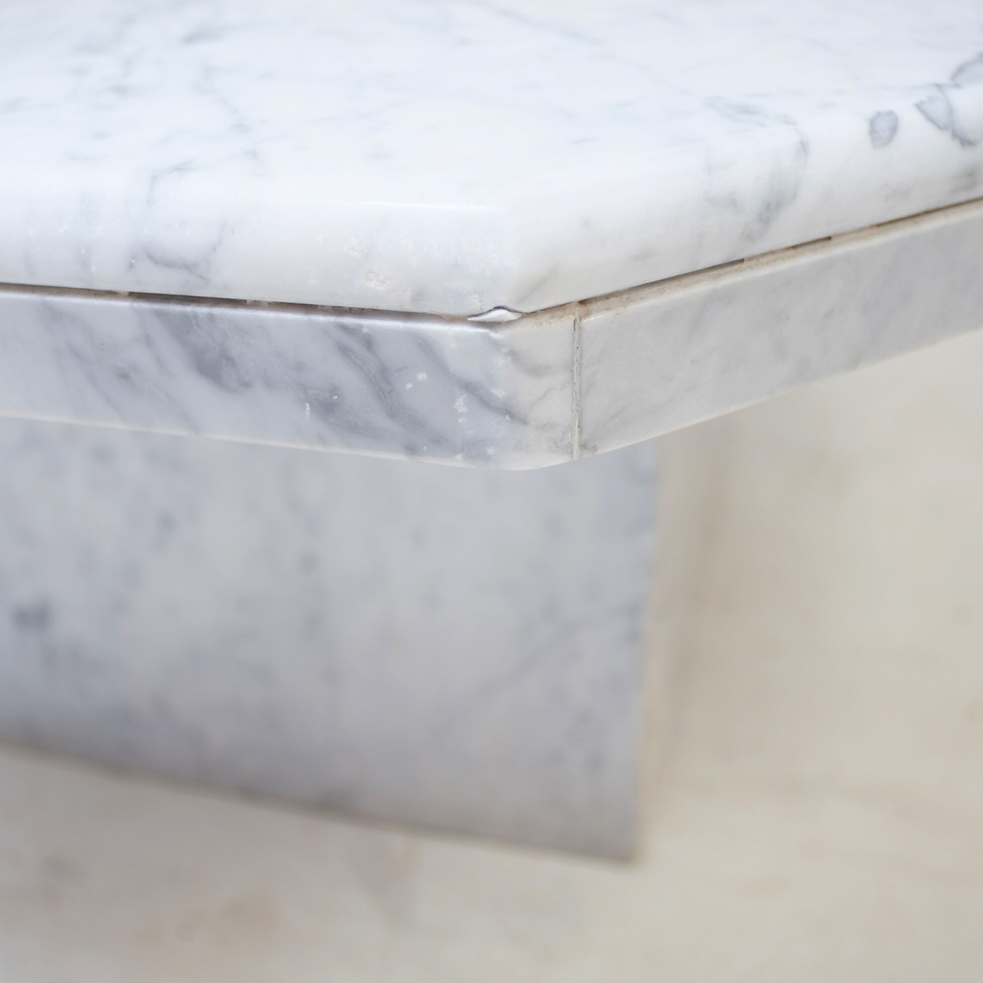 Octagonal vintage coffee table in Carrara marble 70s