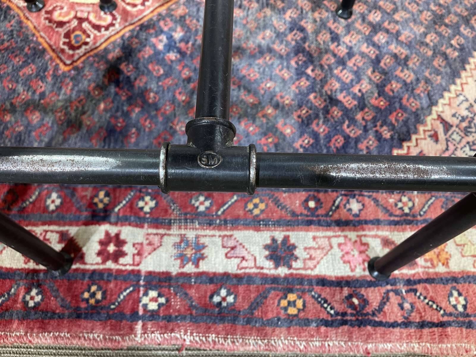 Série de 5 tabourets style industriel en métal et cuir, travail moderne