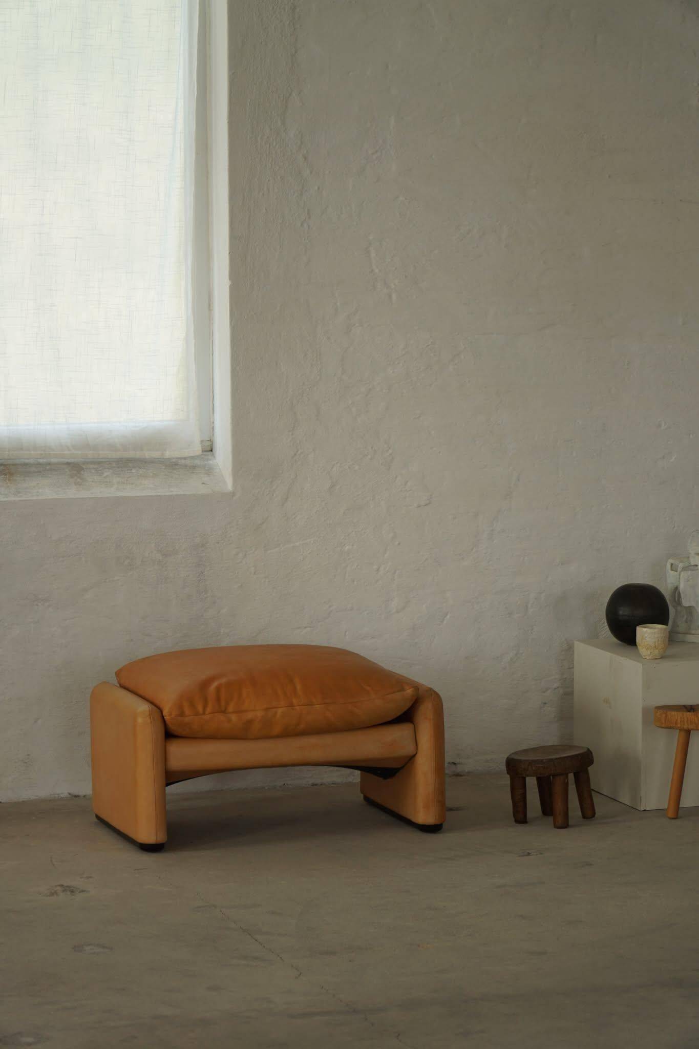 Maralunga ottoman in leather, Vico Magistretti for Cassina, Italian modern, 1973