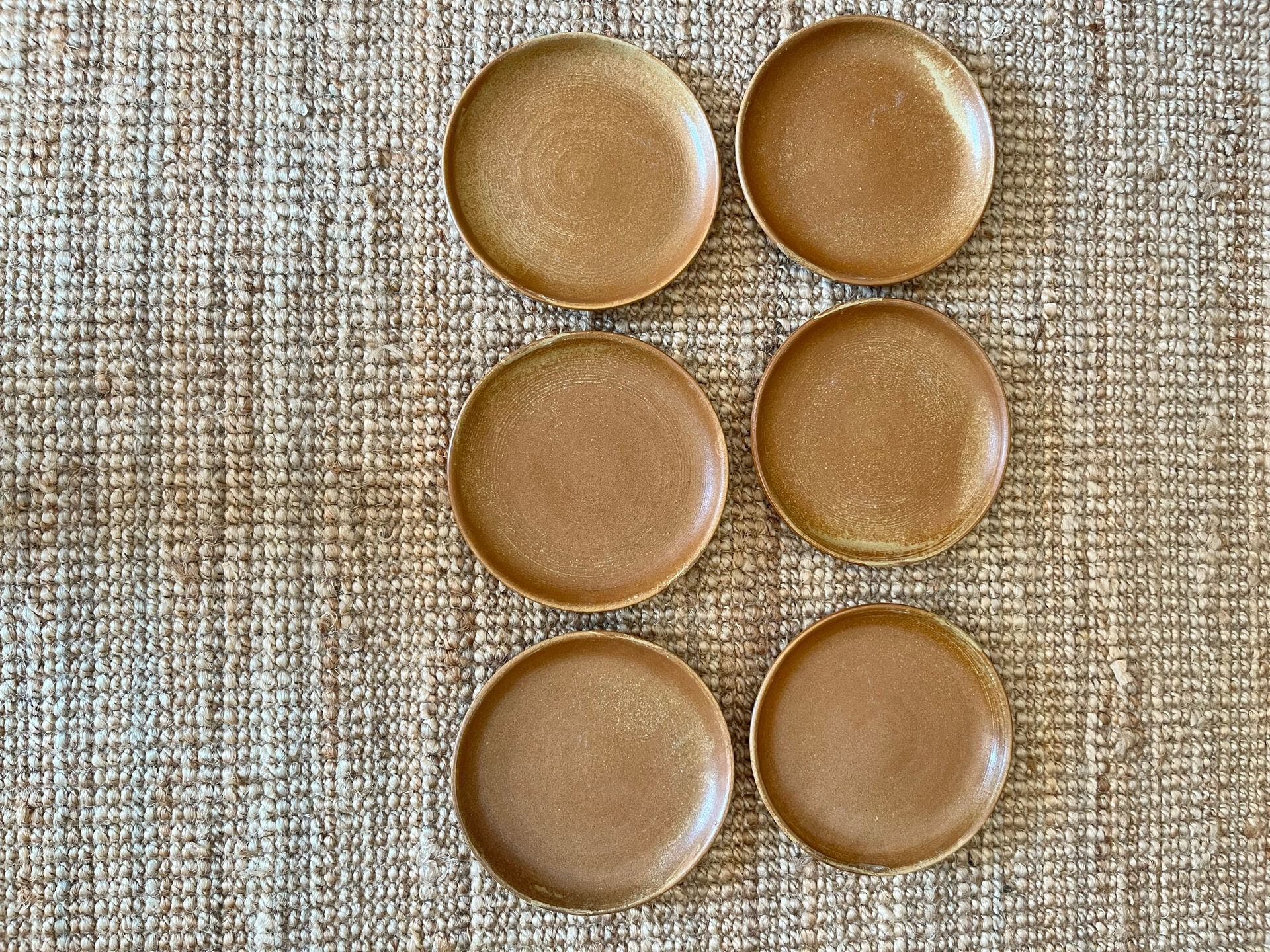 6 flat plates in stoneware