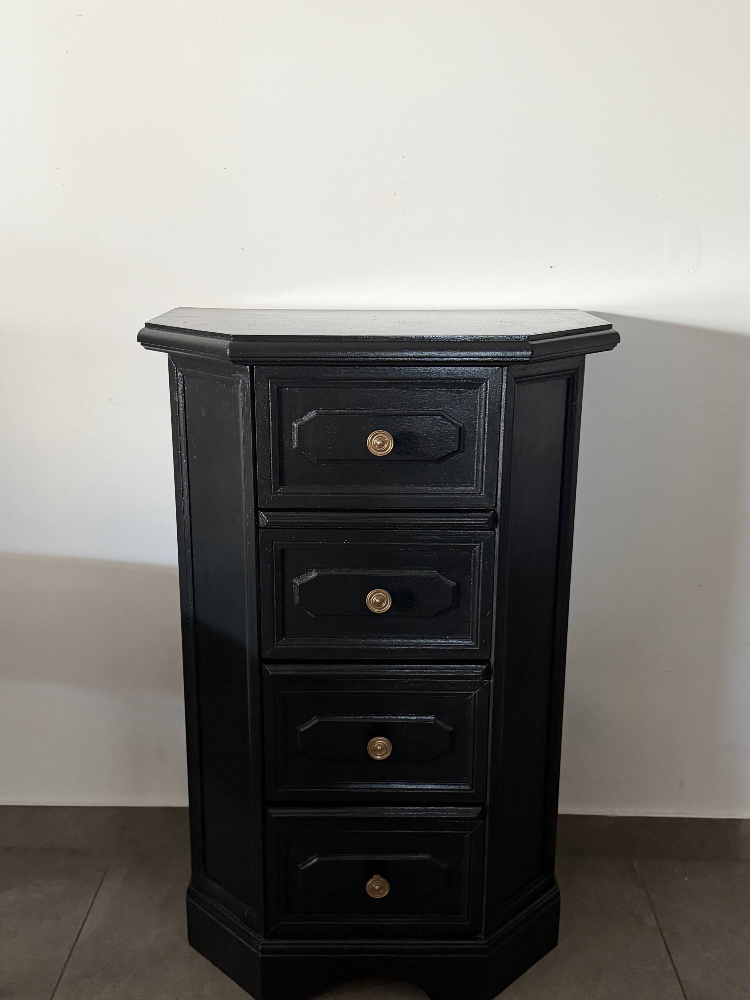Furniture with 4 drawers