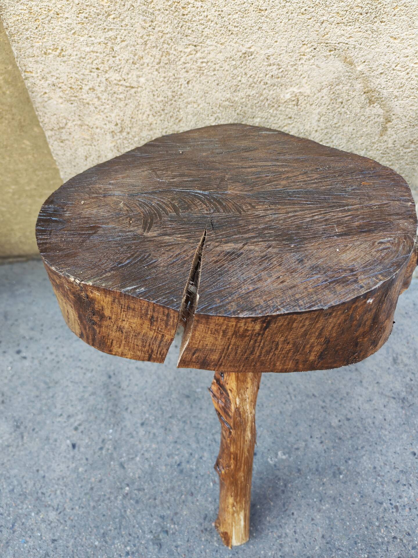 Tabouret tripode en bois brut