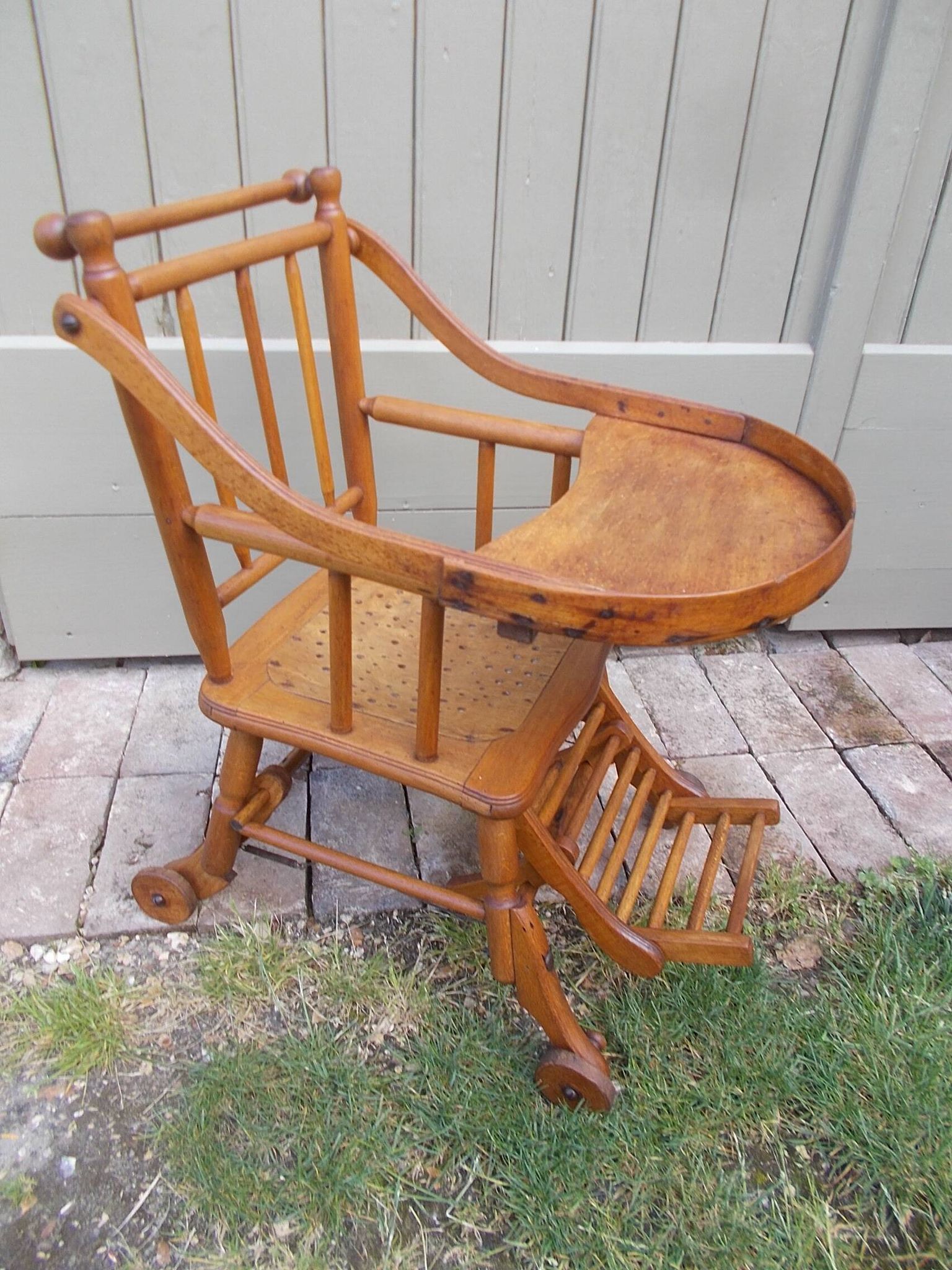 Ancienne chaise haute pour enfant Luterma