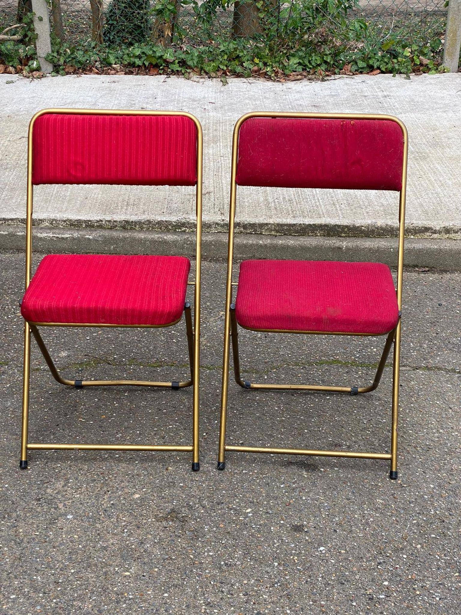 2 folding opera chairs Lafuma France 1970 in gold and burgundy.