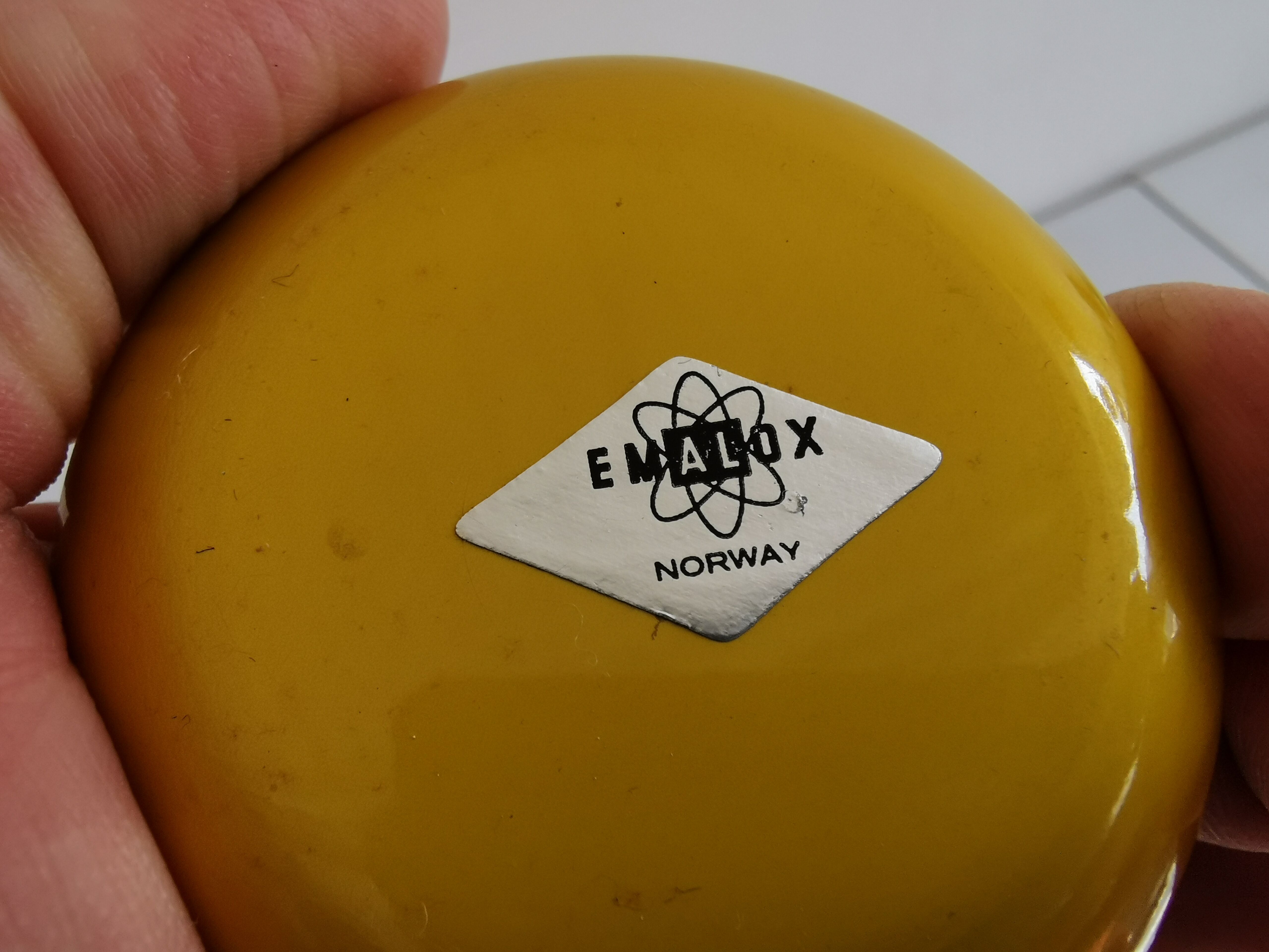 Ensemble de quatre sous-verres émaillés - cendriers de couleur jaune d’origine.