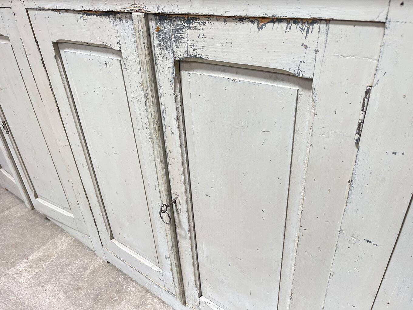 Enfilade vintage patine gris clair