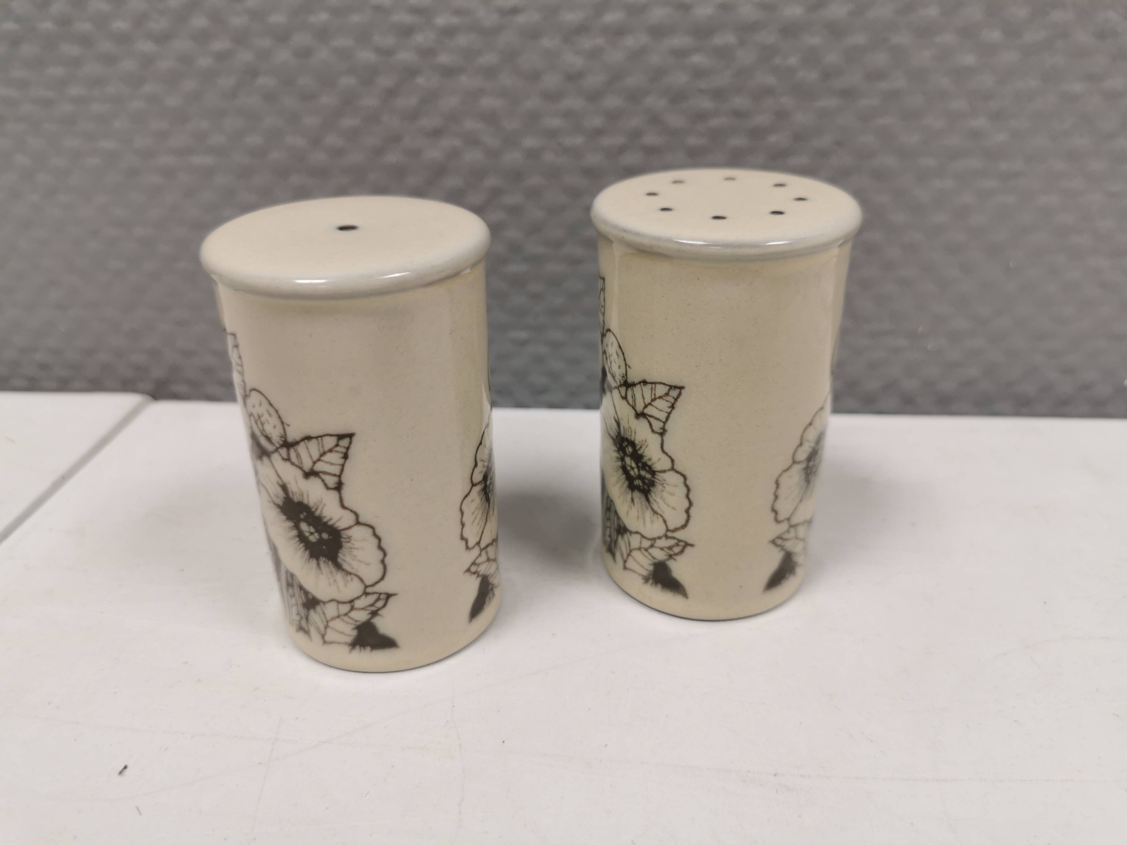 Beautiful salt and pepper set in porcelain from English Hornsea