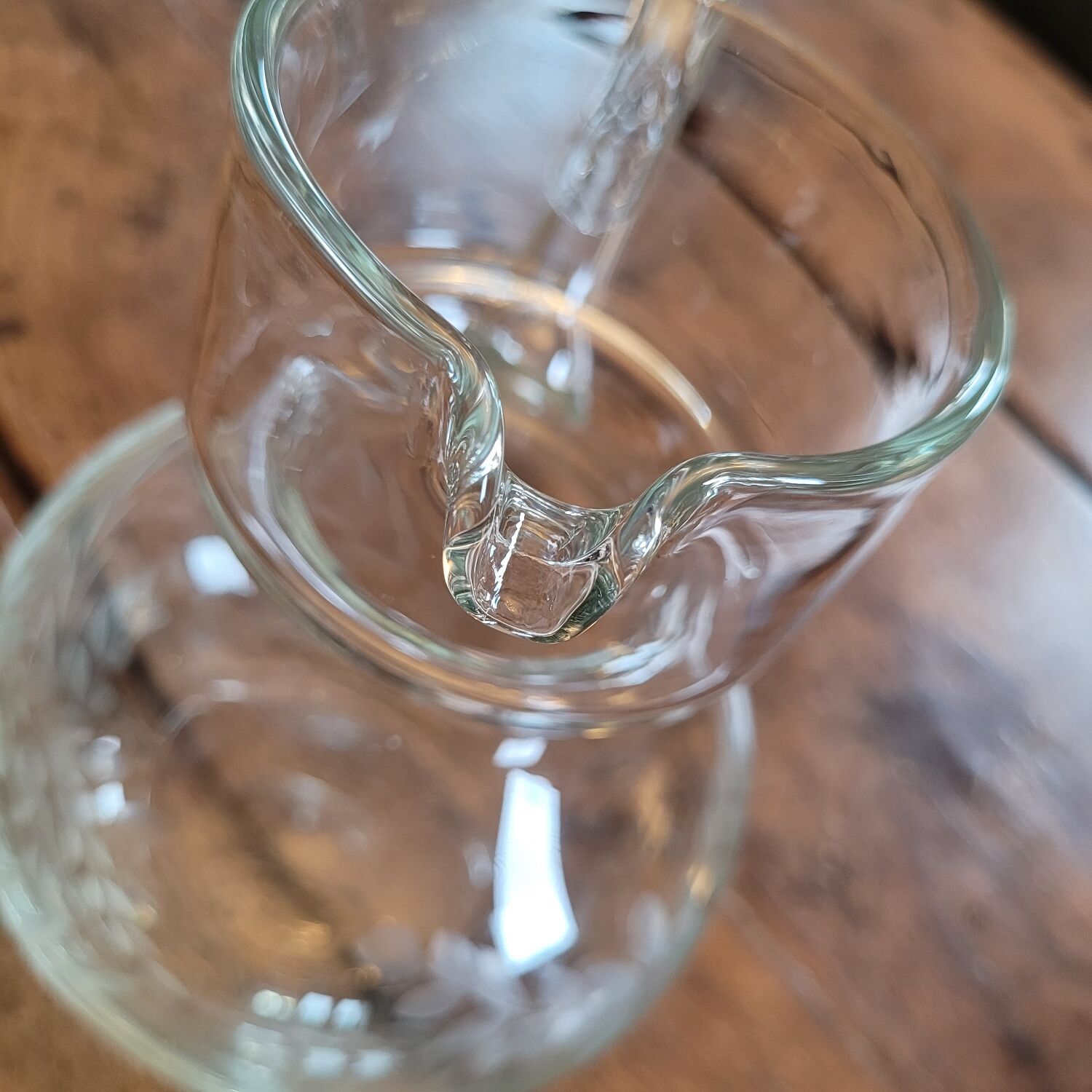 Engraved glass jug with floral decoration – 75 cl – mid 20th century