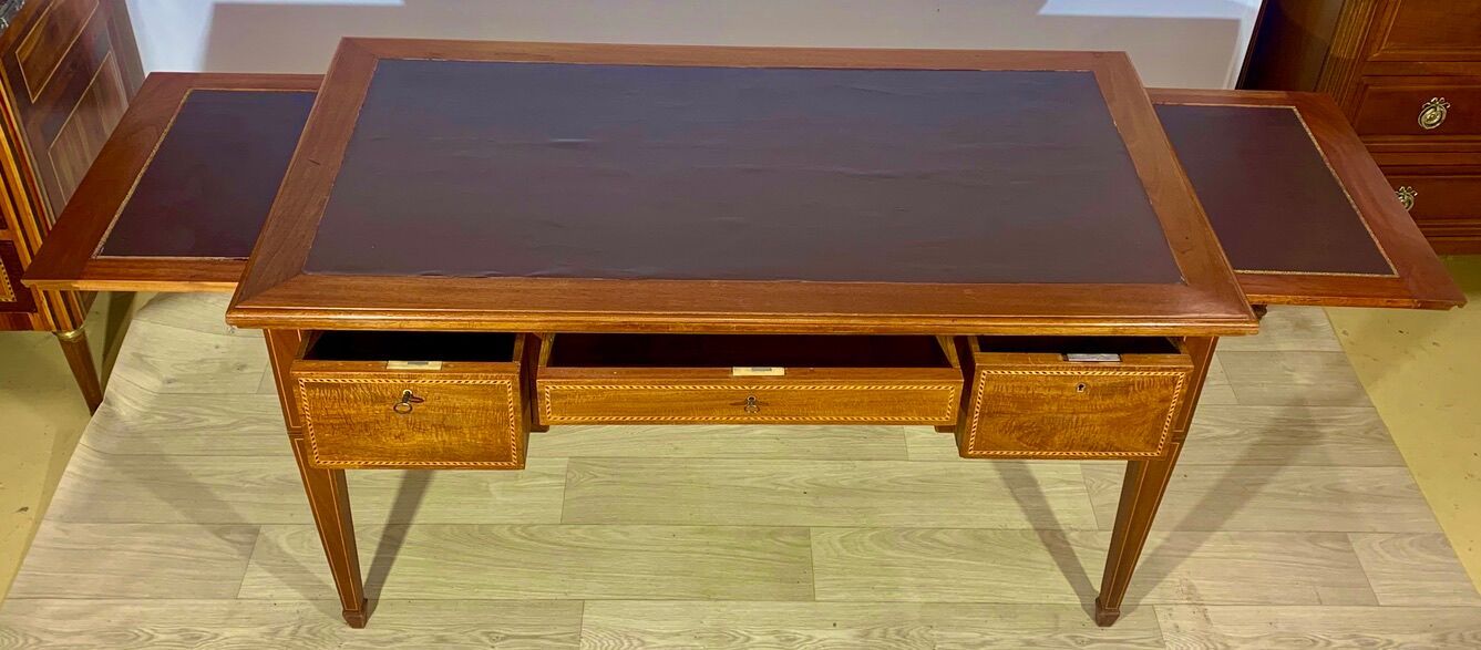 Bureau style Louis XVI, marqueterie de bois précieux