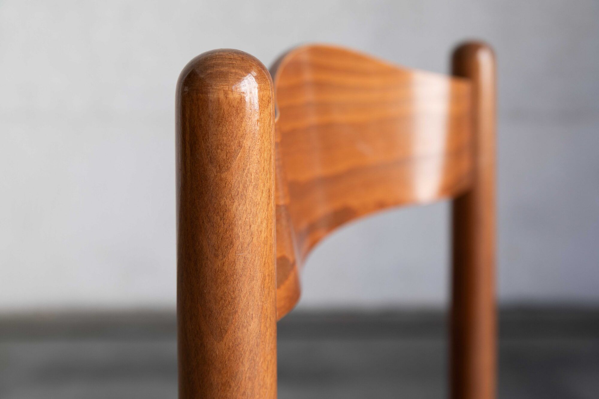Ensemble de 6 chaises de salle à manger dans le style de Vico Magistretti.