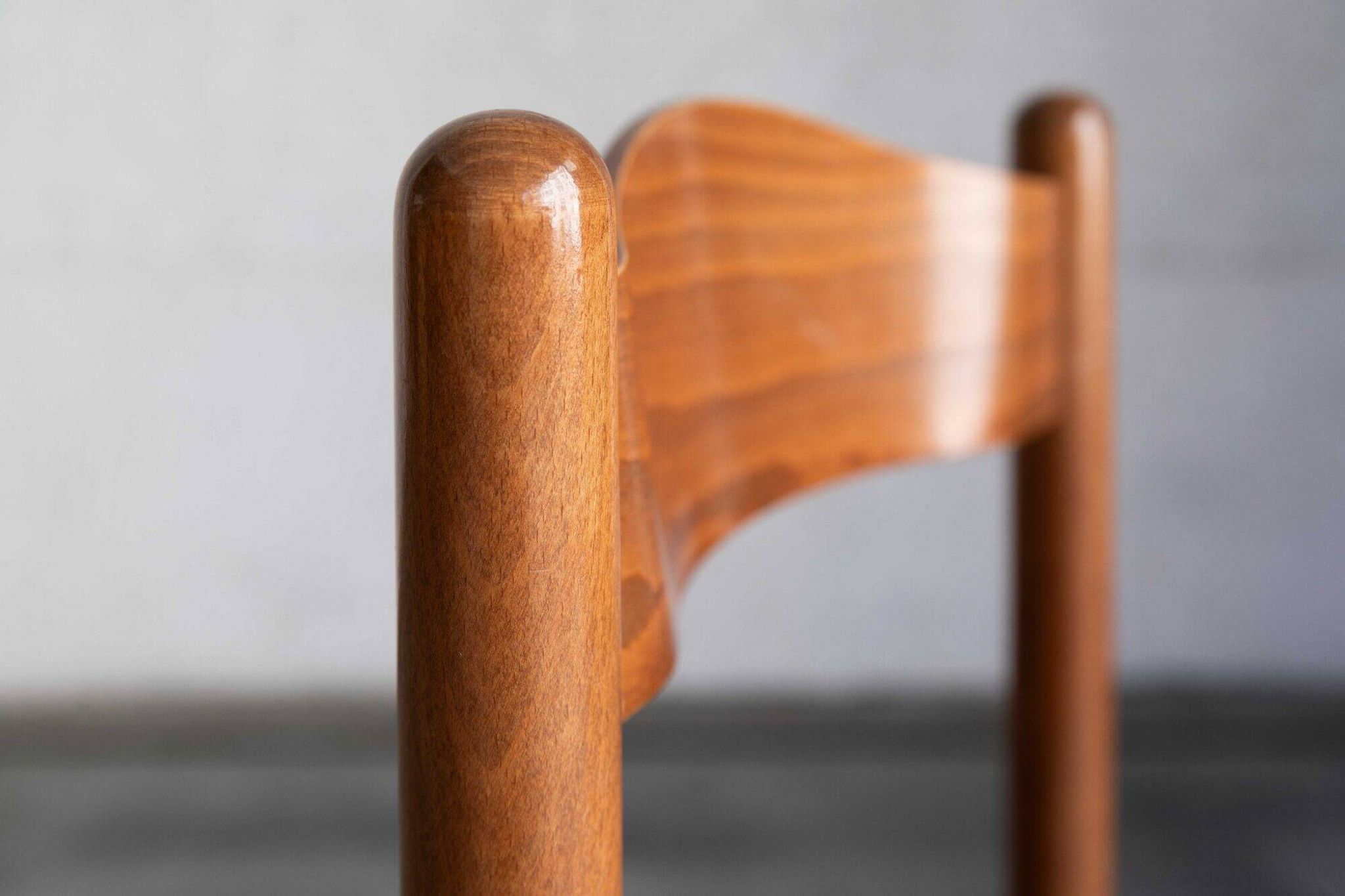 Ensemble de 6 chaises de salle à manger dans le style de Vico Magistretti.