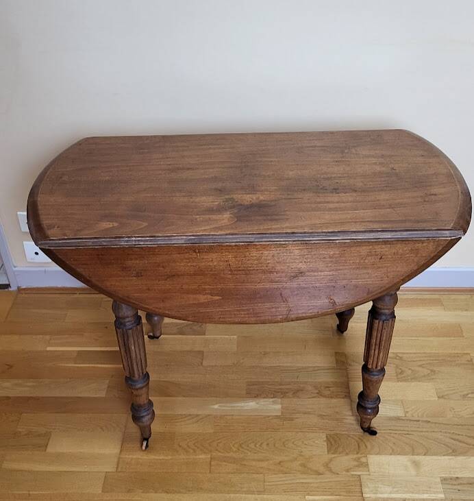 Drop-leaf table (with flaps)