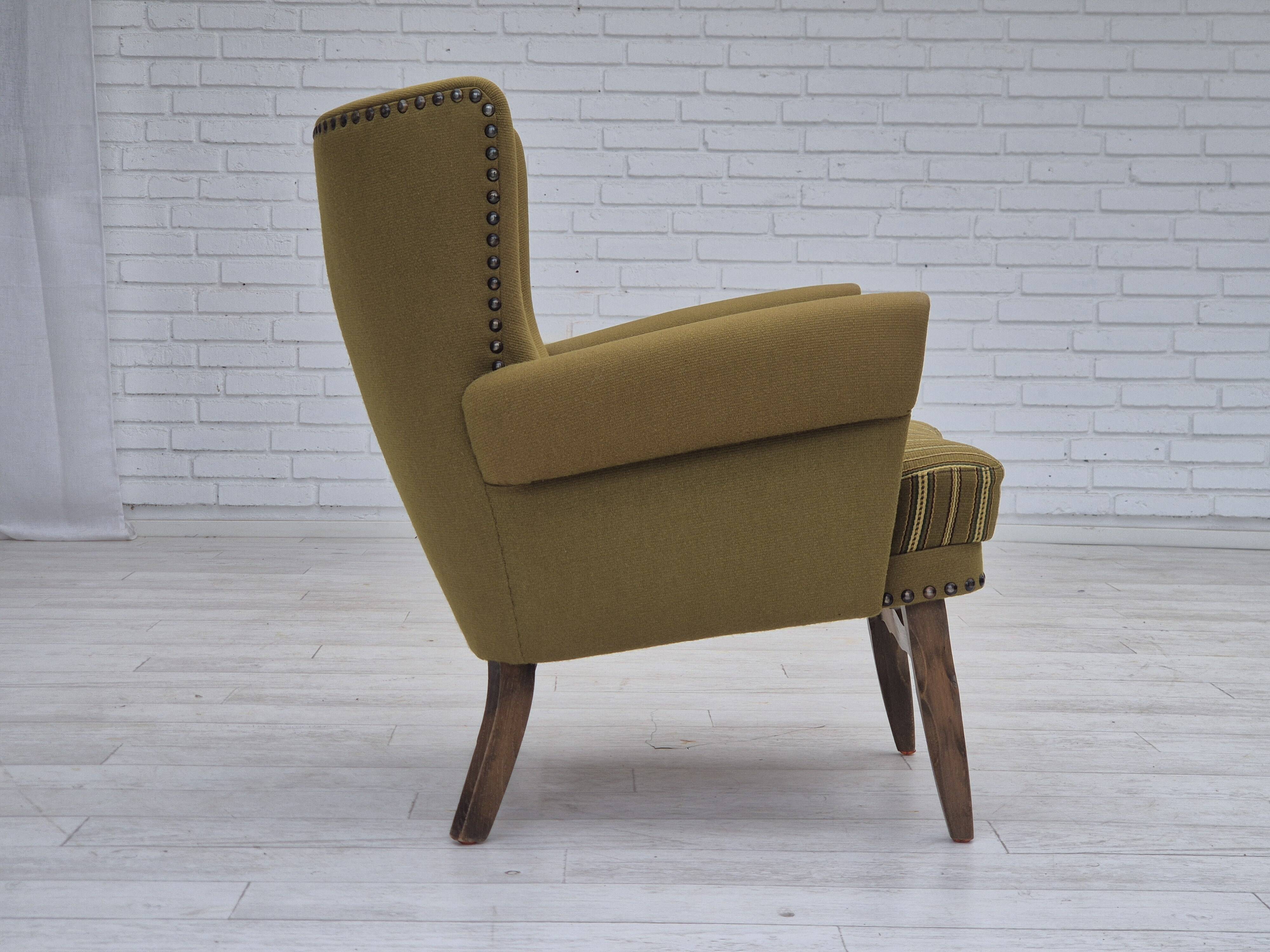 Chaise longue danoise des années 1970, mobilier vert d'origine en laine, bois de chêne.