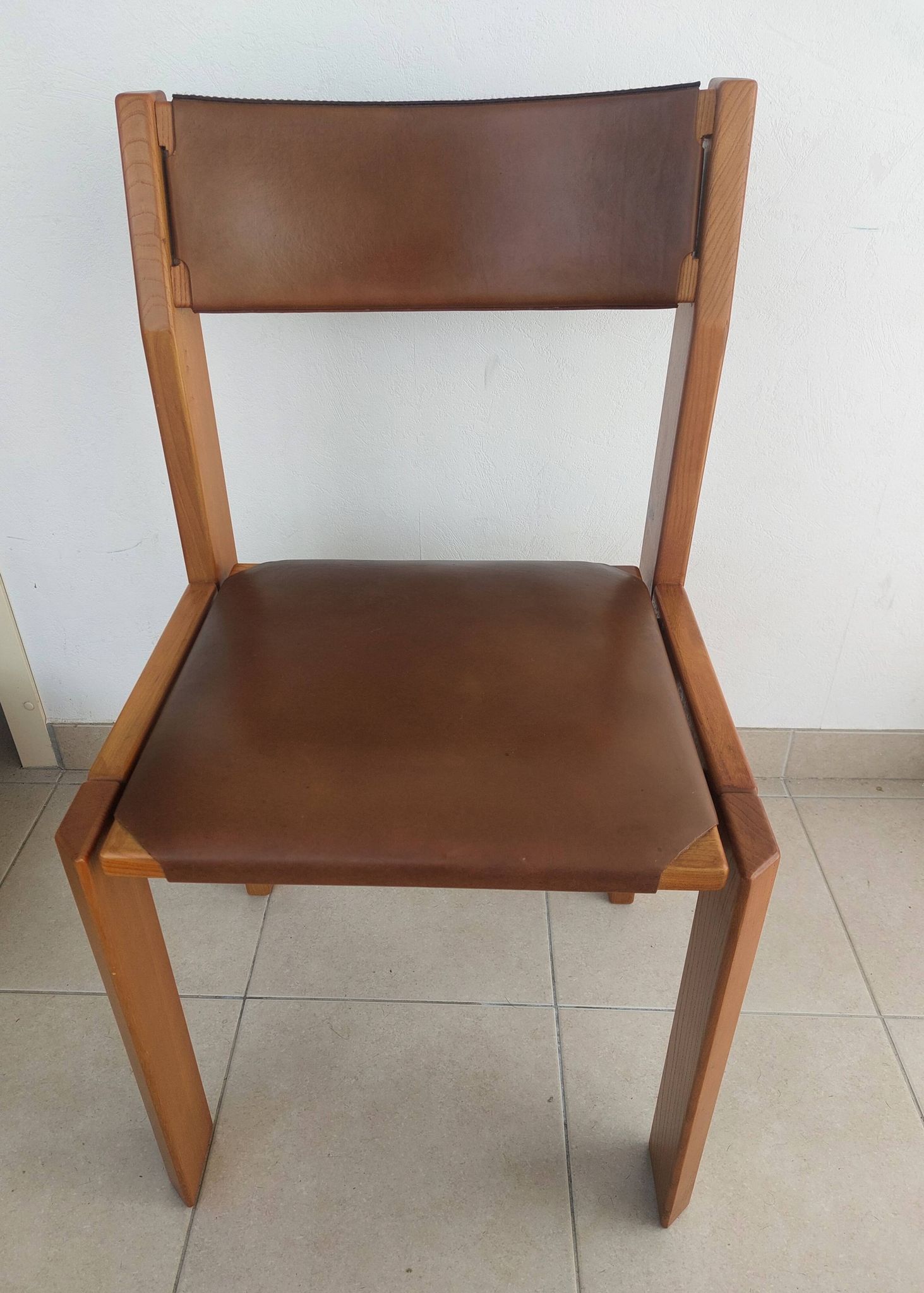 Suite de 6 chaises Luigi Gorgoni – Roche Bobois – Orme massif & Cuir – Vint