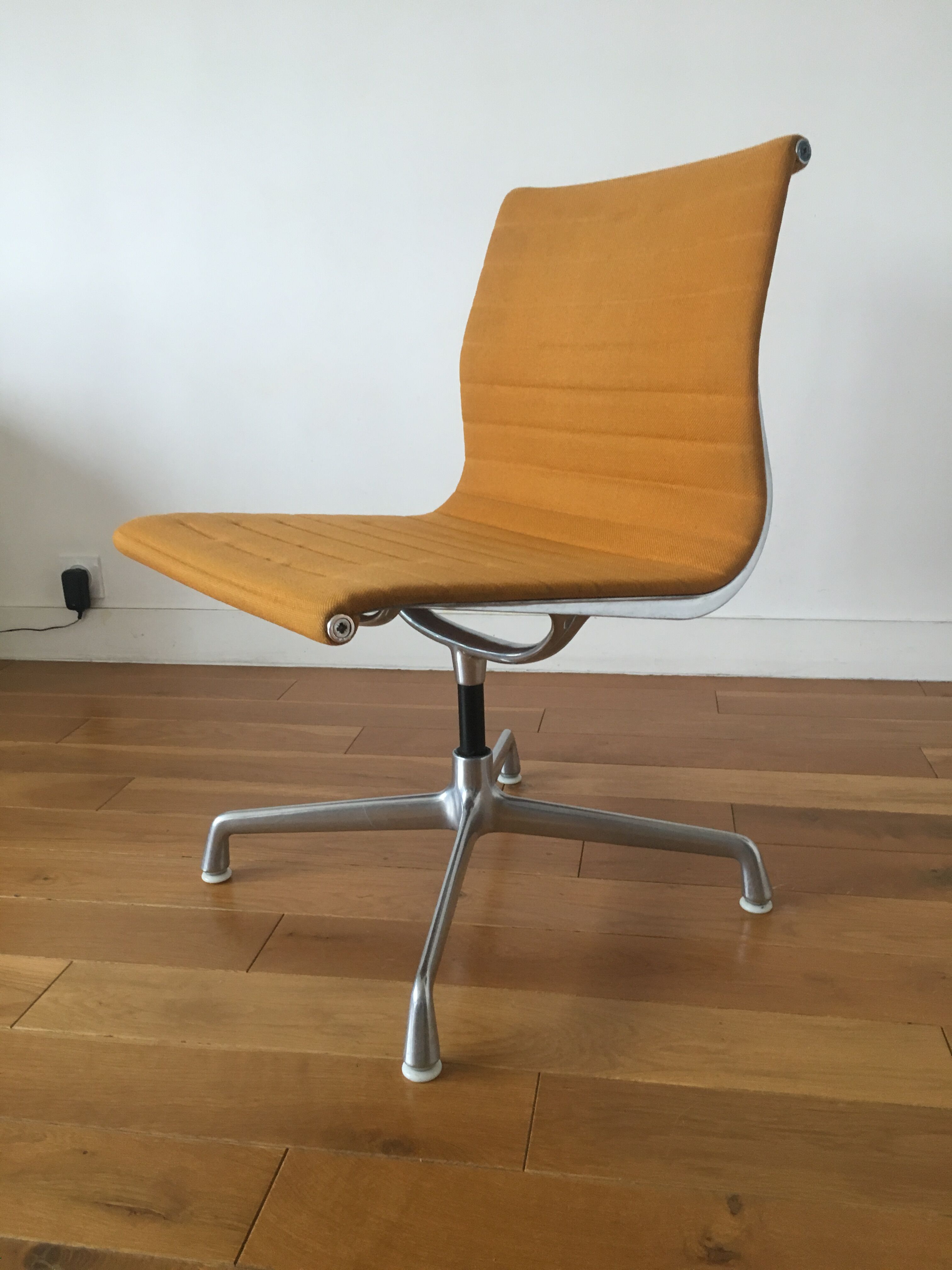 EA105 chair by Charles & Ray Eames, Herman Miller edition