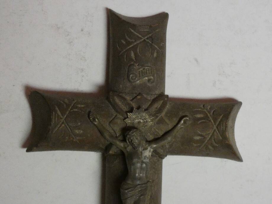Crucifix mural en bois