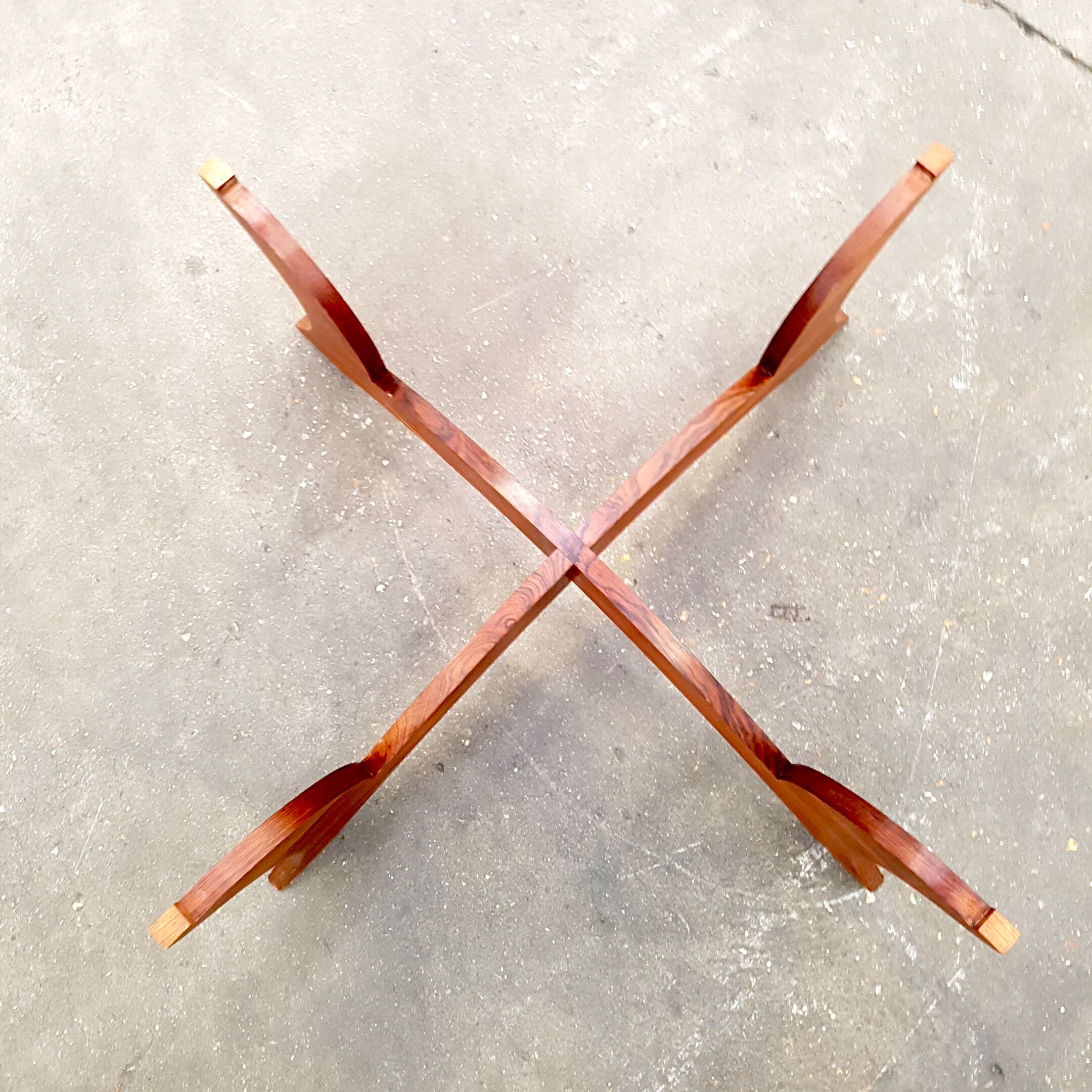 Table low Hugues Poignant base plating wood and smoked glass top