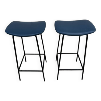 Pair de tabourets hauts de bar en similicuir bleu et métal, influence japonaise