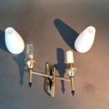 Petite applique à deux lumières, opaline blanche et laiton doré, Circa 1960.