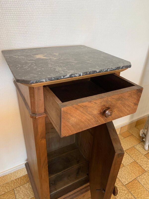 Table de chevet ancienne Restauration en noyer, plateau en marbre gris – XI