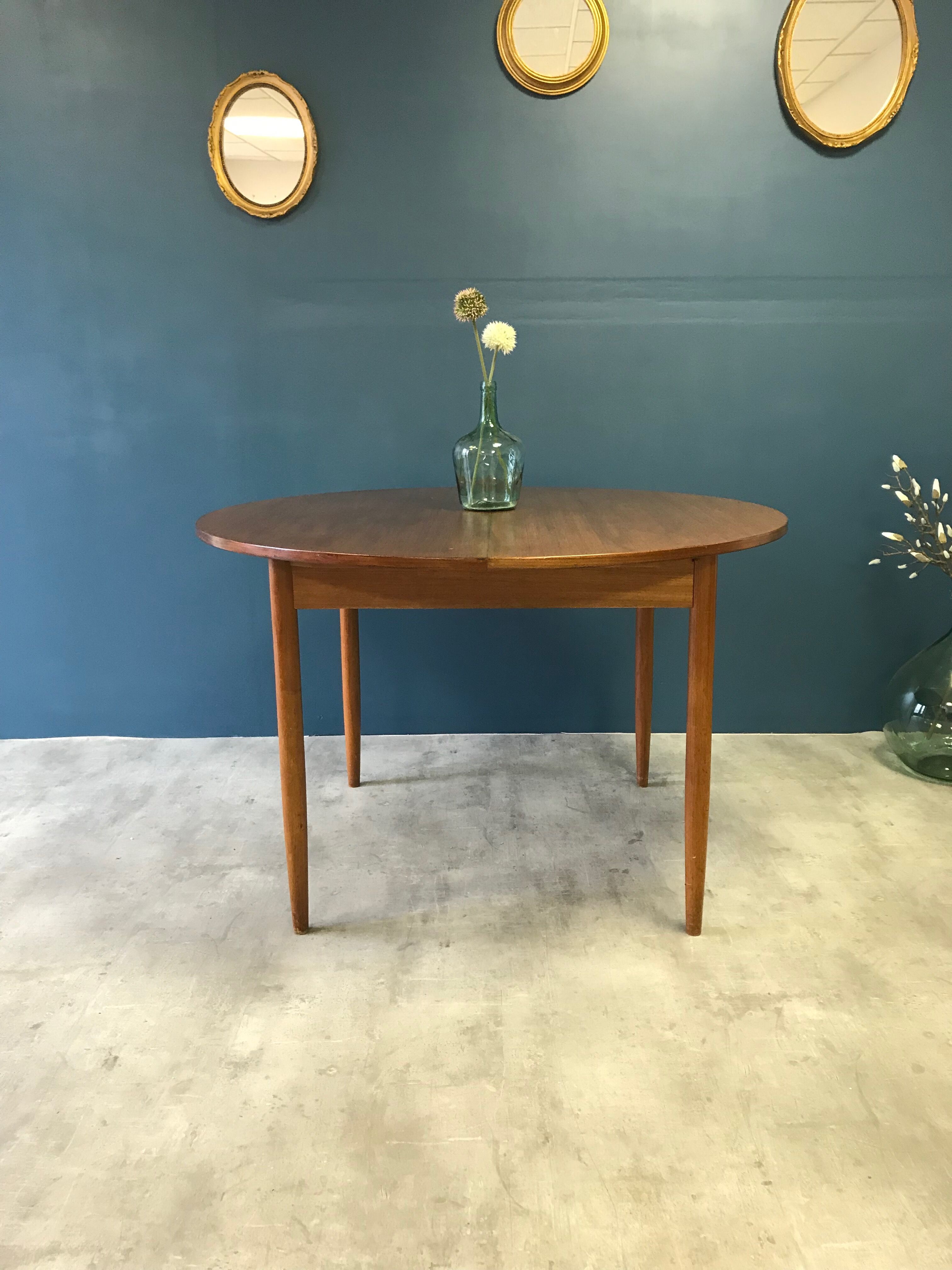 Vintage expandable round table