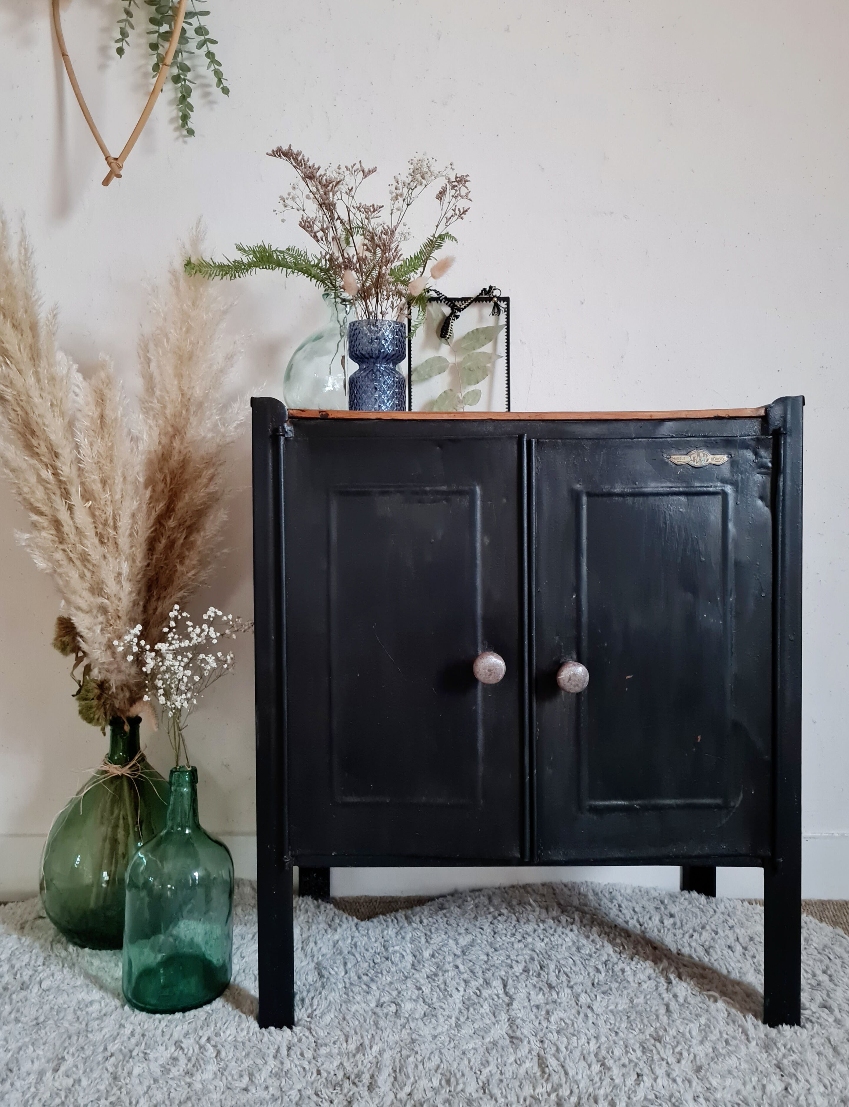 Meuble en métal ancien d'atelier coloris noir