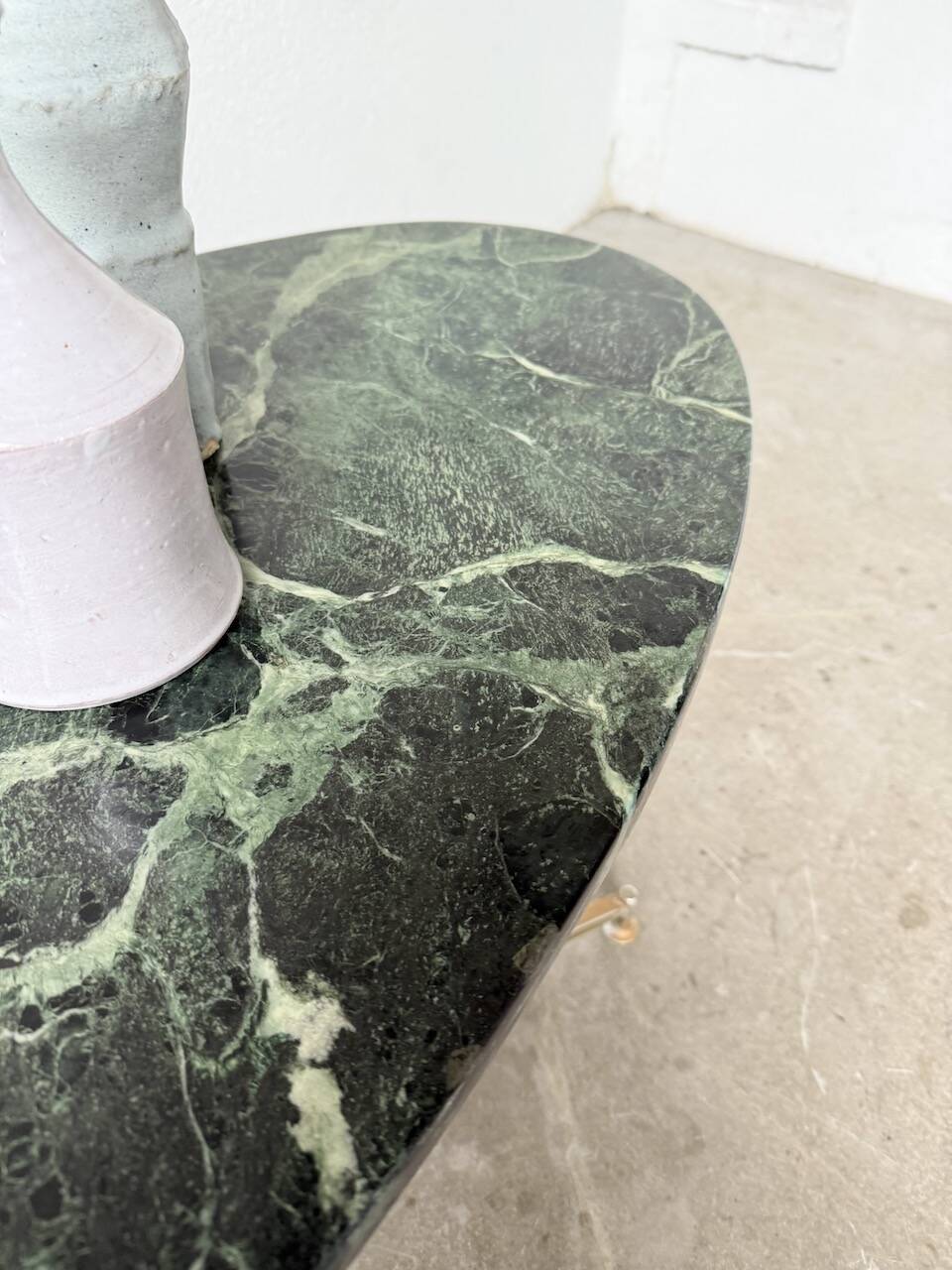 Table basse en marbre vert et laiton par Michel Kin pour Arflex