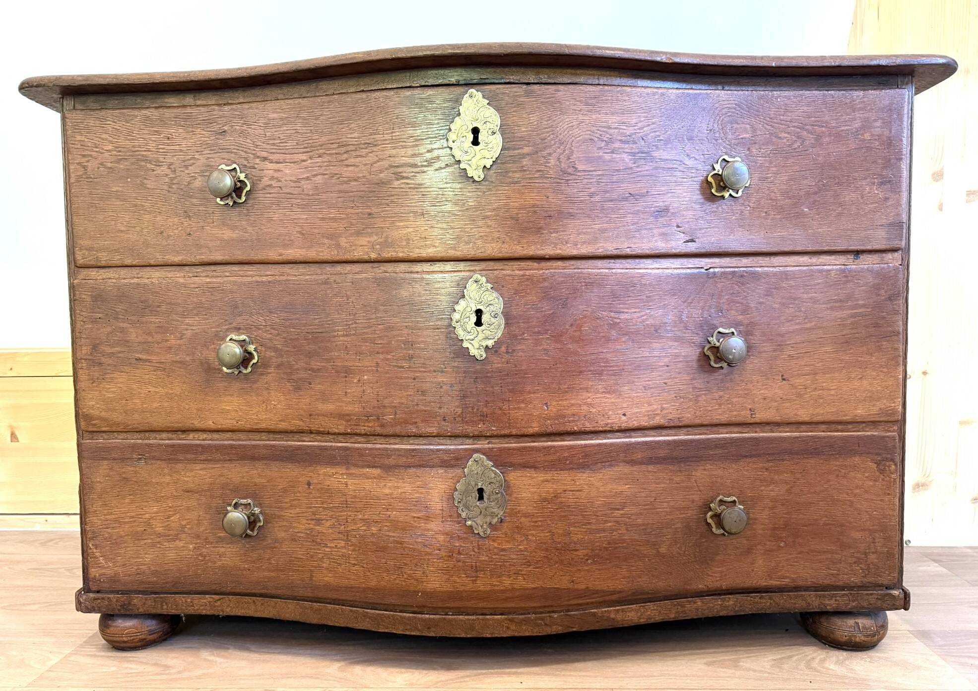 Commode alsacienne XVIIIe siècle – chêne – très beau galbe