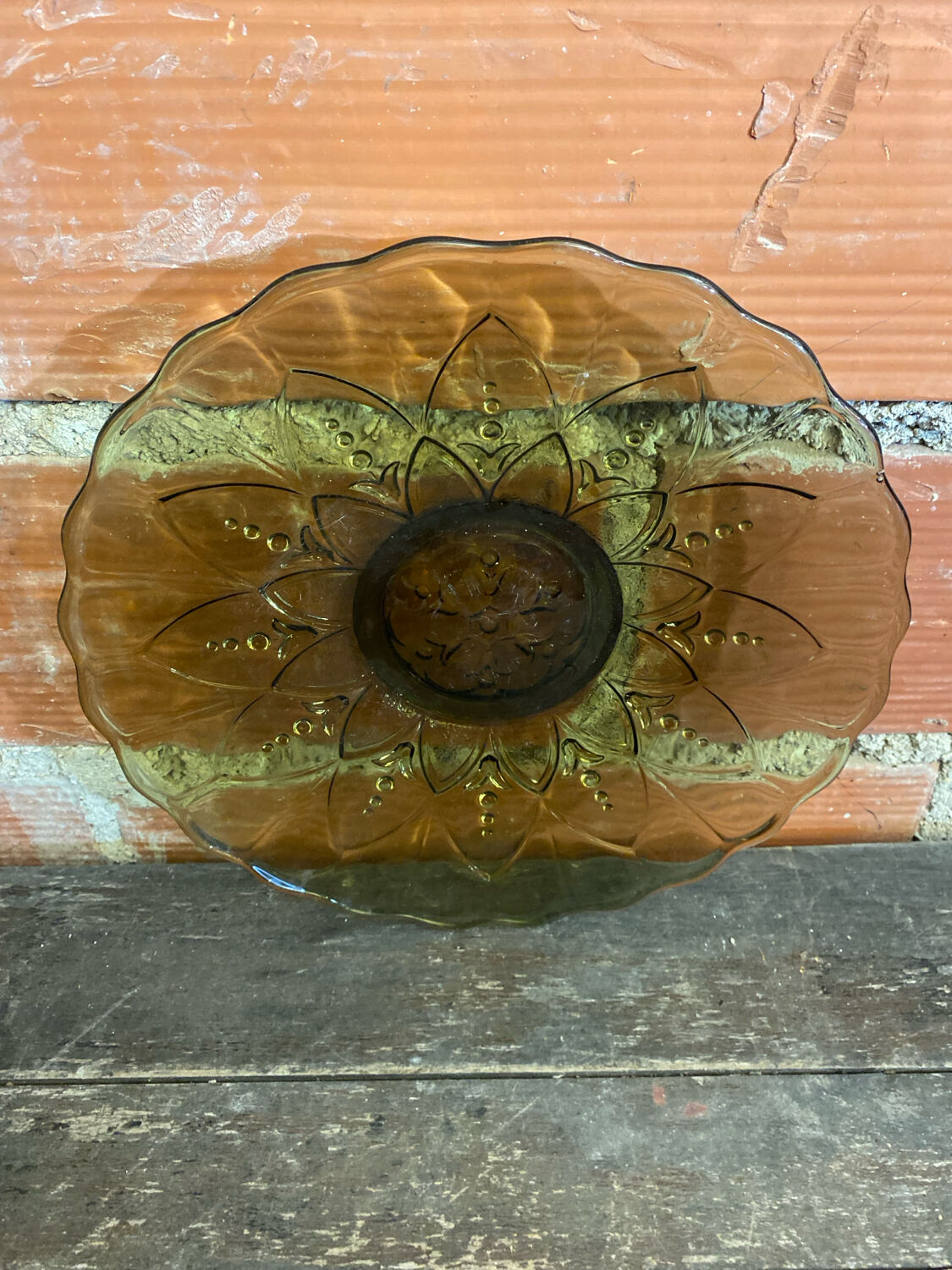 Coupe à fruits, plat ancien en verre moulé vert vintage
