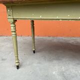 Grande table de café bistrot en bois patiné