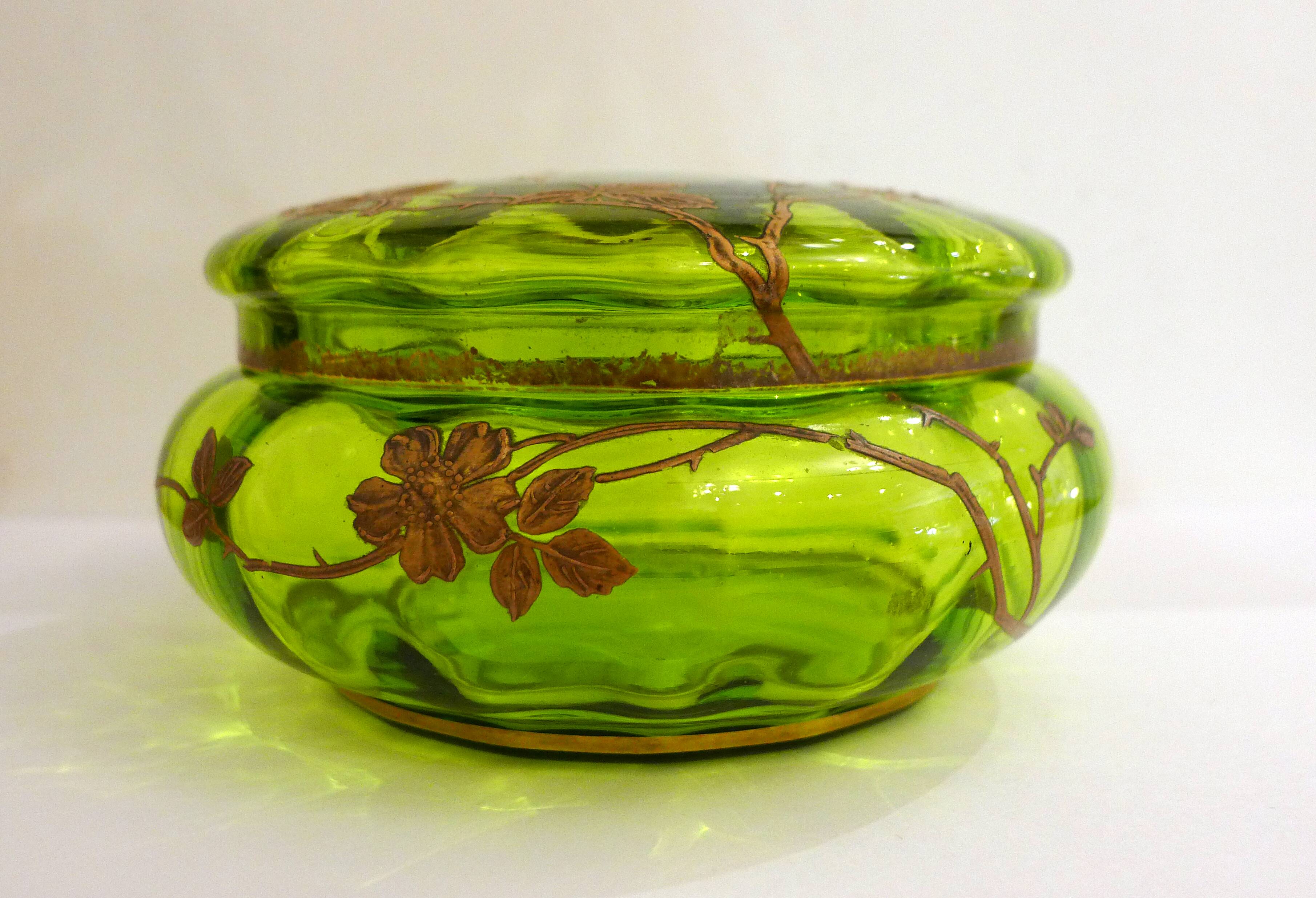 Bonbonnière ancienne en verre vert et fleurs dorées