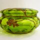 Bonbonnière ancienne en verre vert et fleurs dorées