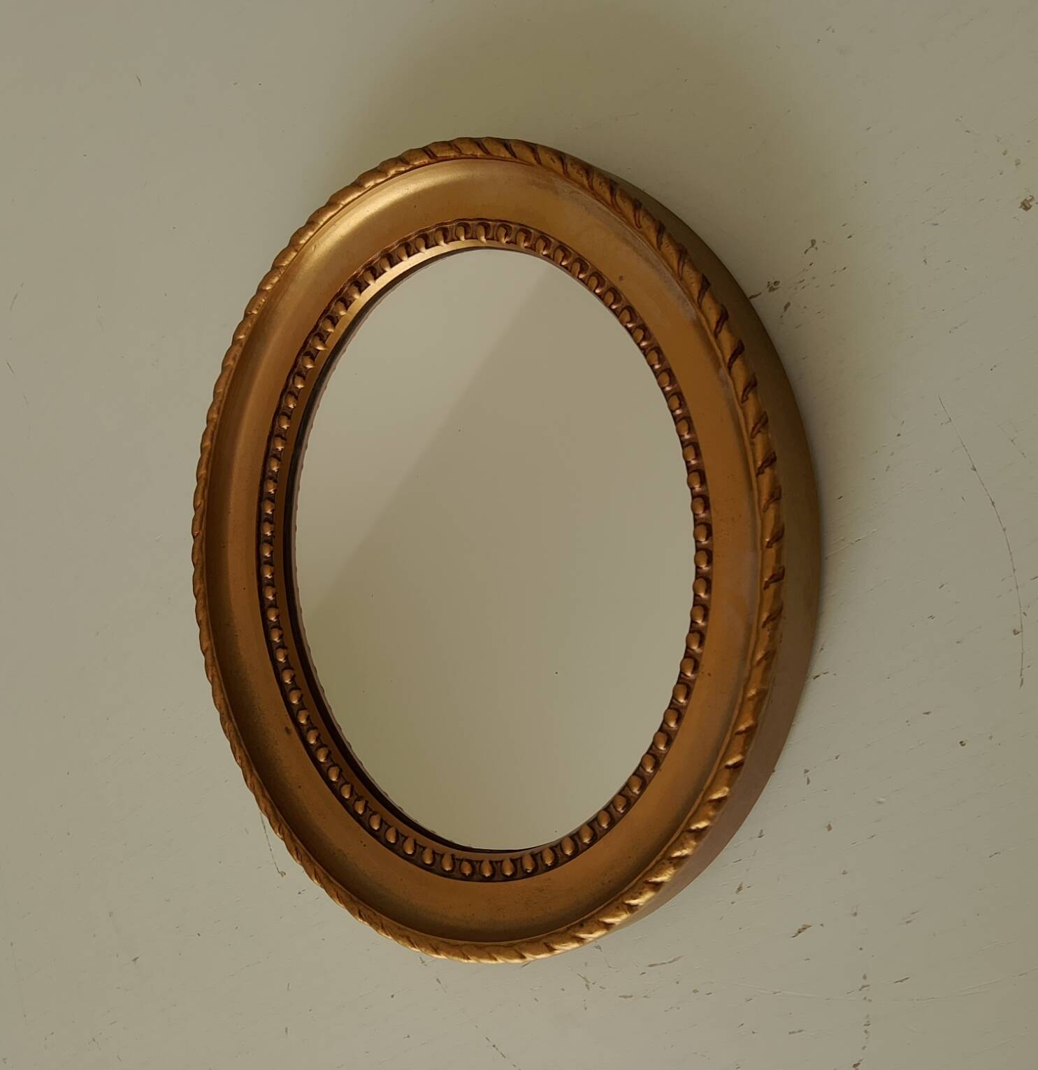 Small vintage oval mirror in gilded resin from the 60s/70s.