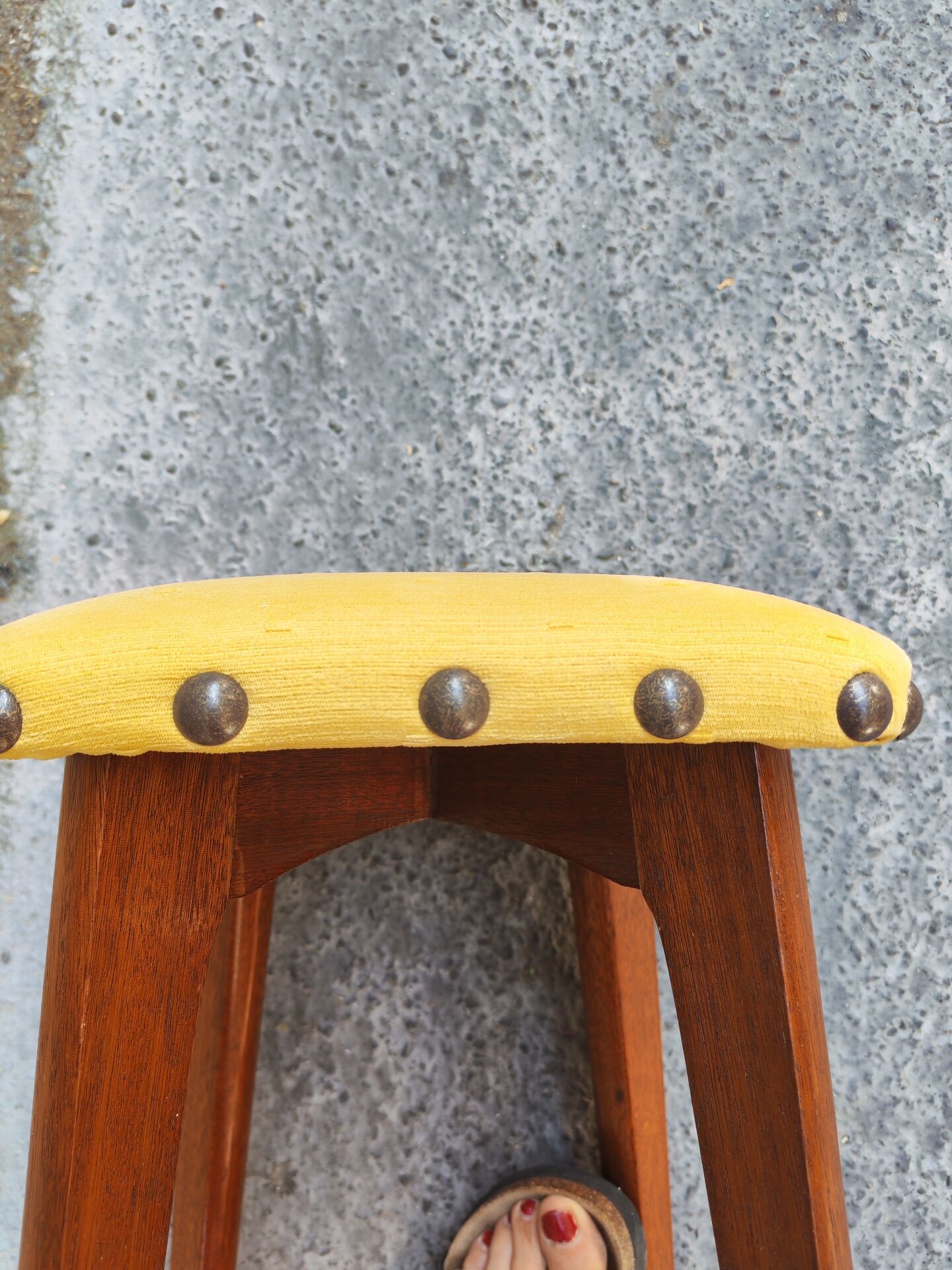 Petit tabouret en bois et tapisserie
