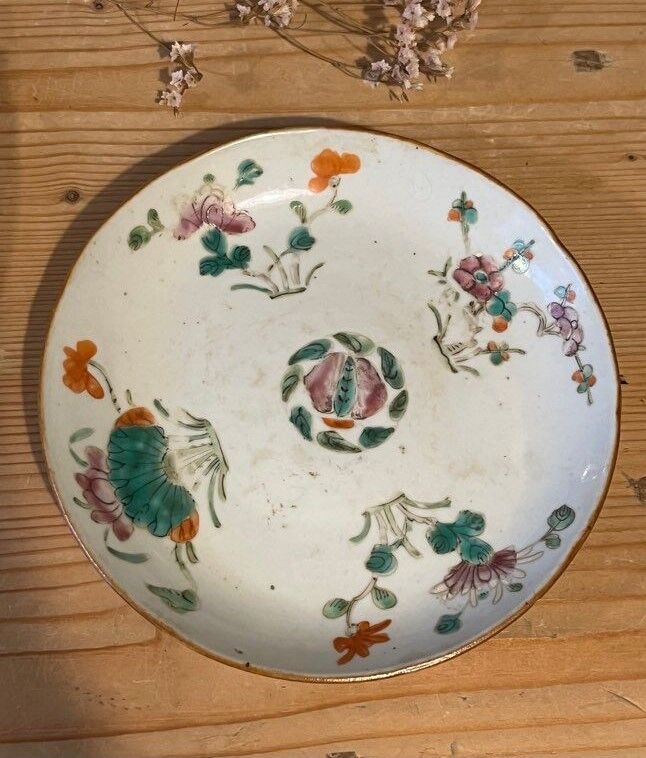 Ceramic cup with floral motif
