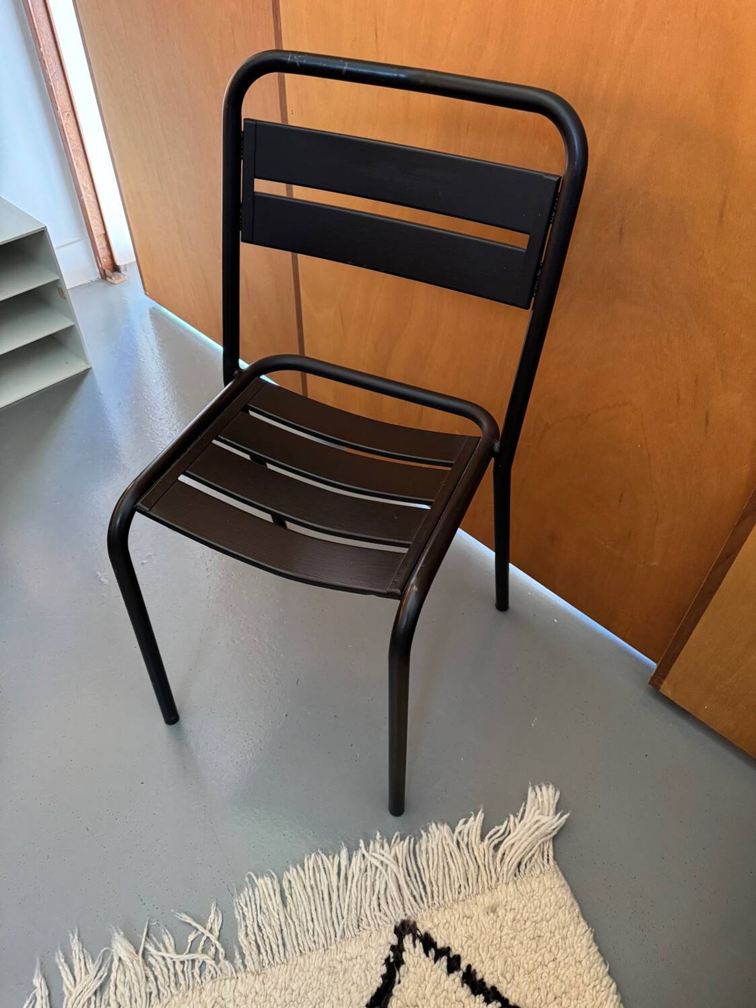 Chaise en métal à lattes noires