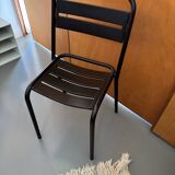 Chaise en métal à lattes noires