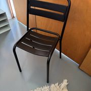 Chaise en métal à lattes noires