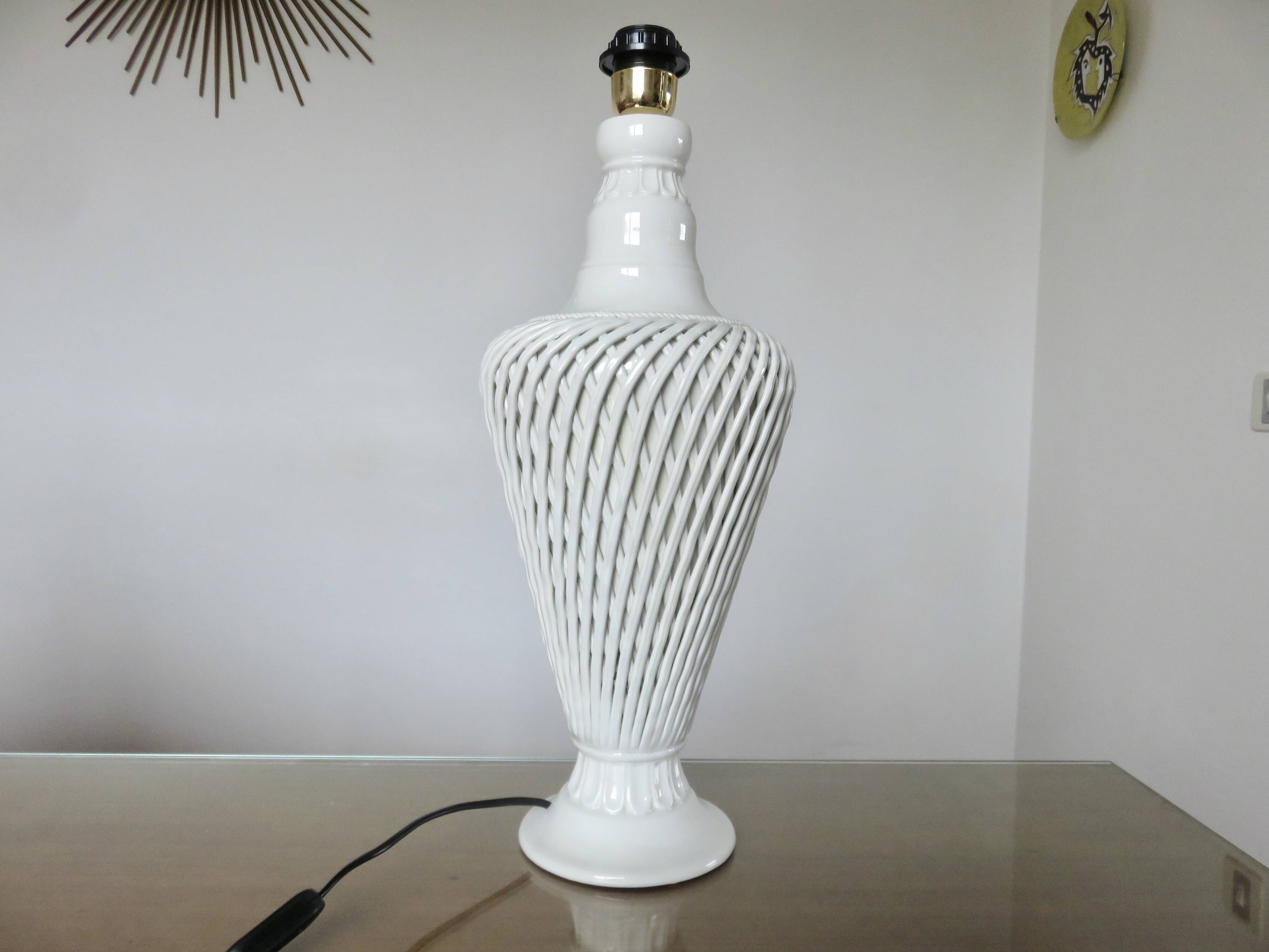Impressive Italian lamp in woven white ceramic, 1970s.
