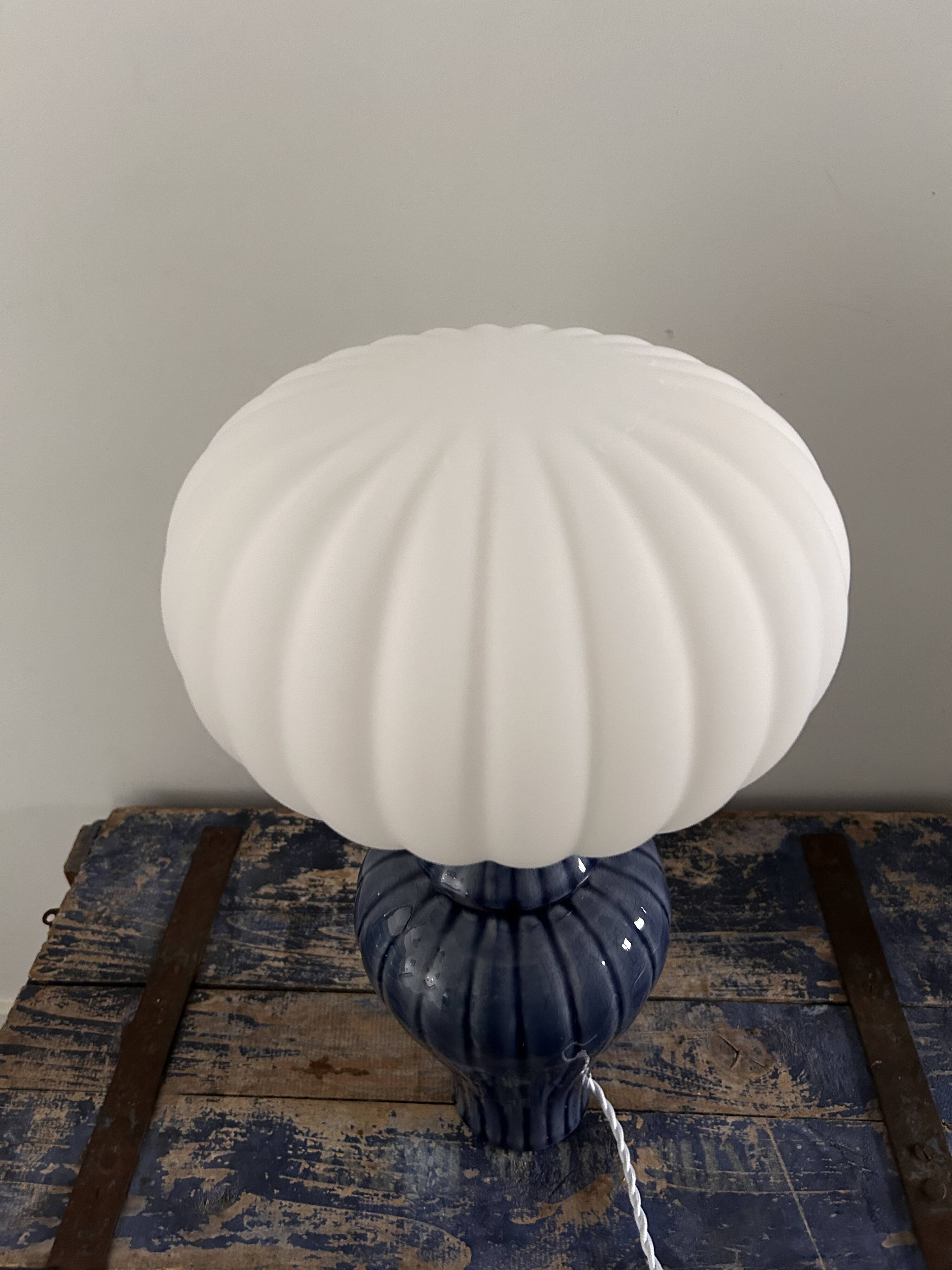 Geometric table lamp with pleated opaline shade