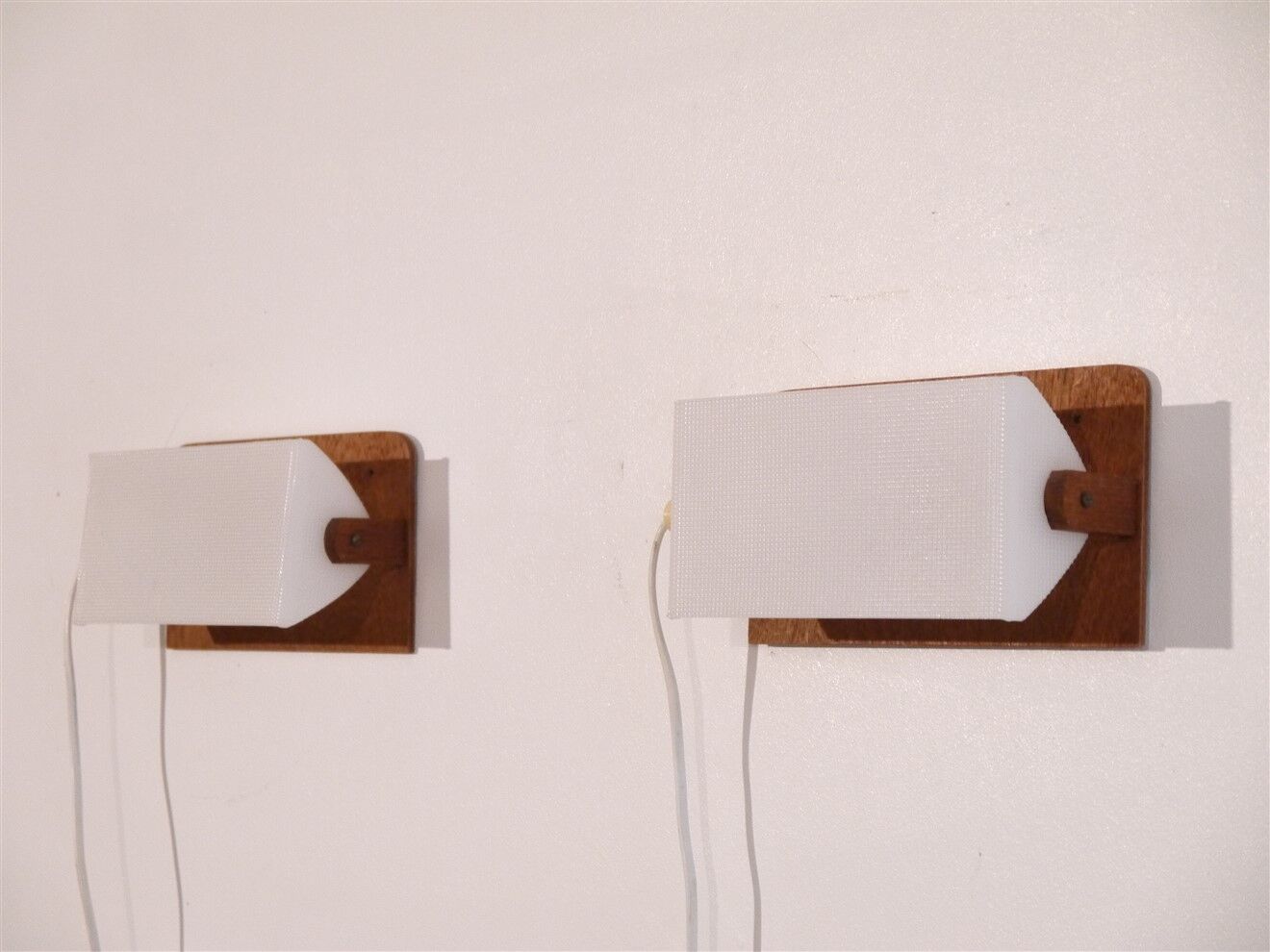 Paire d'applique scandinave en teck et acrylique 1970