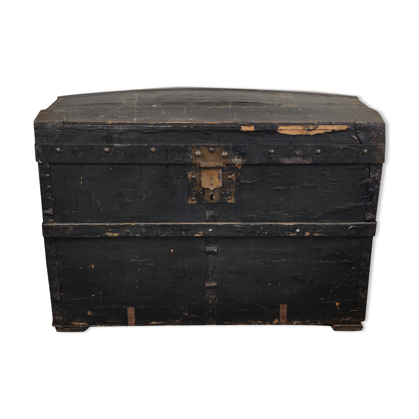 Wooden travel trunk