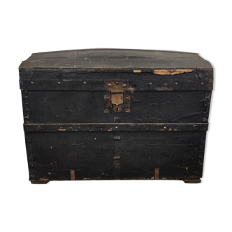 Wooden travel trunk